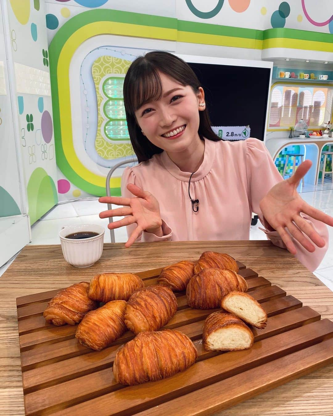 南雲穂波のインスタグラム：「今日の推しパン♩🥐 今週から#ドデスカドようびデス の冒頭では、皆さんにぜひ食べてほしい オススメのパンについて語ります.  ご紹介したパンはこちら！ ／ 名古屋市東区「テーラ・テール」 サリュー✨ ＼ 生地を100層以上重ねて、たっぷりのバターで焼き上げた唯一無二のクロワッサン. 表面の圧倒的パリパリサクサク感はもちろん、中心部に近付くほどに生地の重なりがもちっ！バターがじゅわっ！としてきて、噛み締める時の絶妙な弾力がたまらなく美味しい！ パリパリ食感を存分に味わうために、ぜひ買った当日に食べて欲しいです♩  ちなみに他には… お店の名前がついた、テーラ・テールという加水率100%のパンもおすすめです. 白米みたいに毎日食べられそうなくらい、シンプルで飽きのこないもっちもちなパン！  #パンシェルジュ南雲 #メーテレアナウンサー #南雲穂波 #なぐもぐもぐ #ドようびのパンデス」