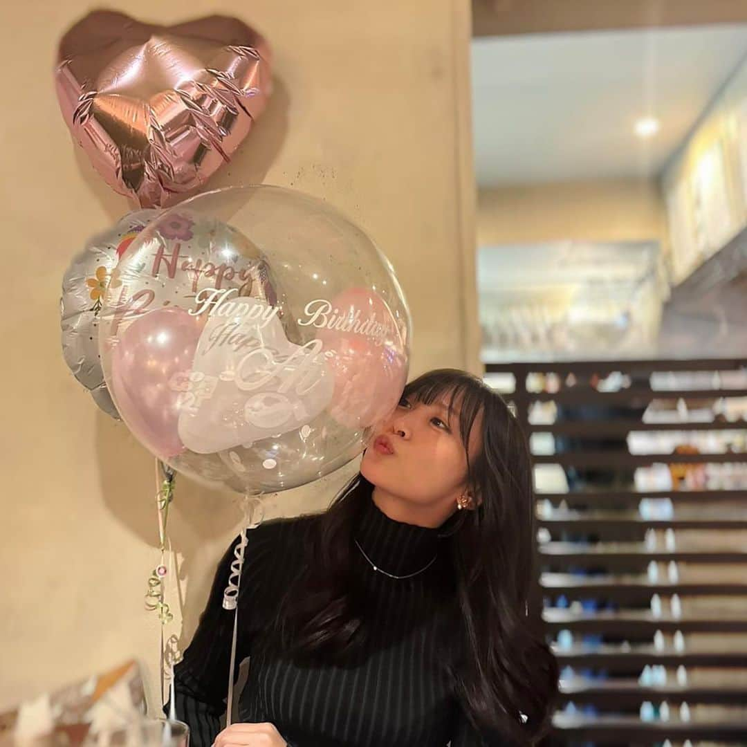 根岸愛のインスタグラム：「🤍🎂🤍 . 大好きなお友達に お祝いしていただきました🥰 自分の好きなペースで話したり会ってくれる人達だから みんな気を遣わなくて居心地が良い そんな仲間がいる事が幸せです💕 名前入りの風船も可愛くて嬉しかった🥺🎈 . #happybirthday #birthday #birthdayparty #birthdaygirl  #風船 #かわいい」