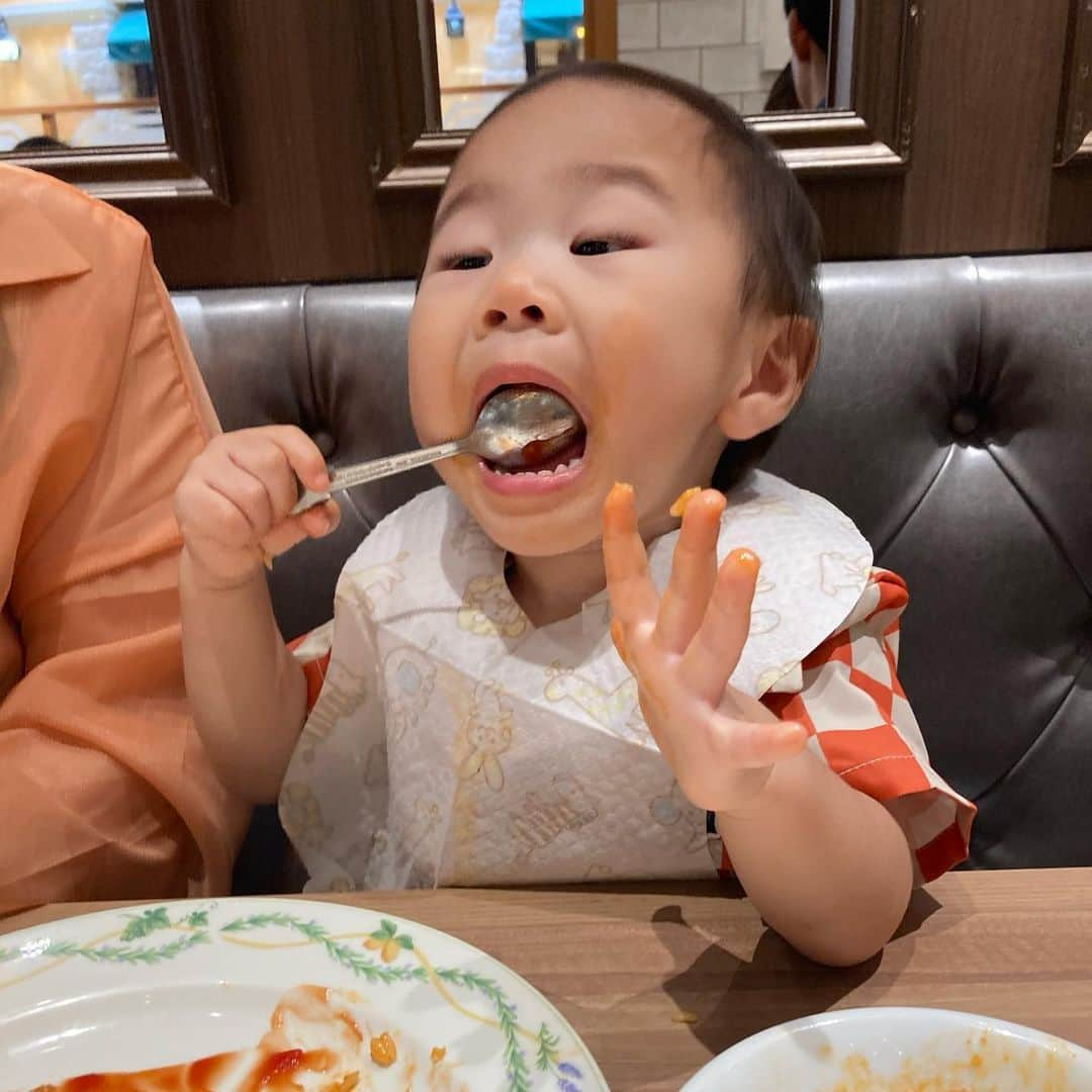 やしろ優のインスタグラム：「昨日のオムライス！まじウマだったね💕‼️  やさ丸くんも感動❤️‼️  オムライス専門店！ #卵と私 #やさ丸 #1歳8ヶ月」