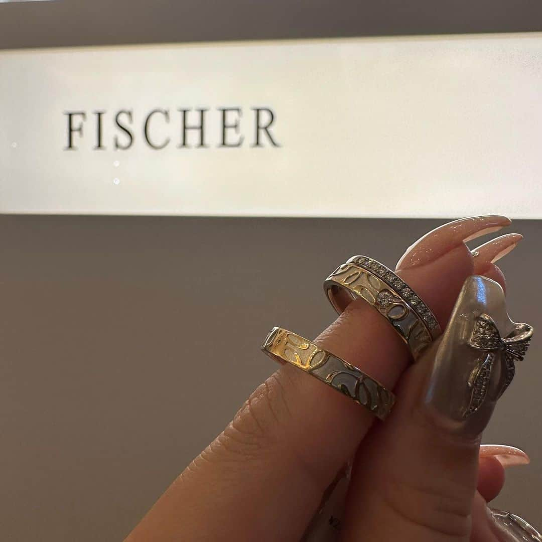 garden(ガーデン)本店のインスタグラム：「@garden_honten  @fischer_bridal_rings  @fischer_japan_official  . ドイツで100年以上続く老舗ブランド"FISCHER"💍 . 鍛造作りで丈夫で安心✨ しっとりした着け心地でgarden本店でも人気ブランドです！ .  お得なフェアも開催中✨ 是非ご活用ください✨ . garden本店は敷地内駐車場を完備🚗 大阪市内から車で約30分💫 . 大阪府岸和田市荒木町2丁目18-18 (敷地内無料駐車場有り) 072-440-1778 . ［access］ 🚘阪神高速4号湾岸線 岸和田北ICより5分 阪和線 岸和田和泉ICより5分 🚃JR阪和線「久米田駅」より徒歩  #garden本店#エンゲージリング#婚約指輪#ダイヤモンド#重ね着け#重ね着けリング#プレ花嫁#大阪花嫁#ドイツ #大阪結婚指輪#和歌山結婚指輪#marry花嫁#全国のプレ花嫁さんと繋がりたい#結婚式準備#指輪探し#指輪探しのお手伝い#指輪選び#買い直し #関西花嫁#2023冬婚#結婚記念日プレゼント#結婚記念日 ブライダルジュエリー #セカンドマリッジ #リフォーム #ジュエリーリフォーム」