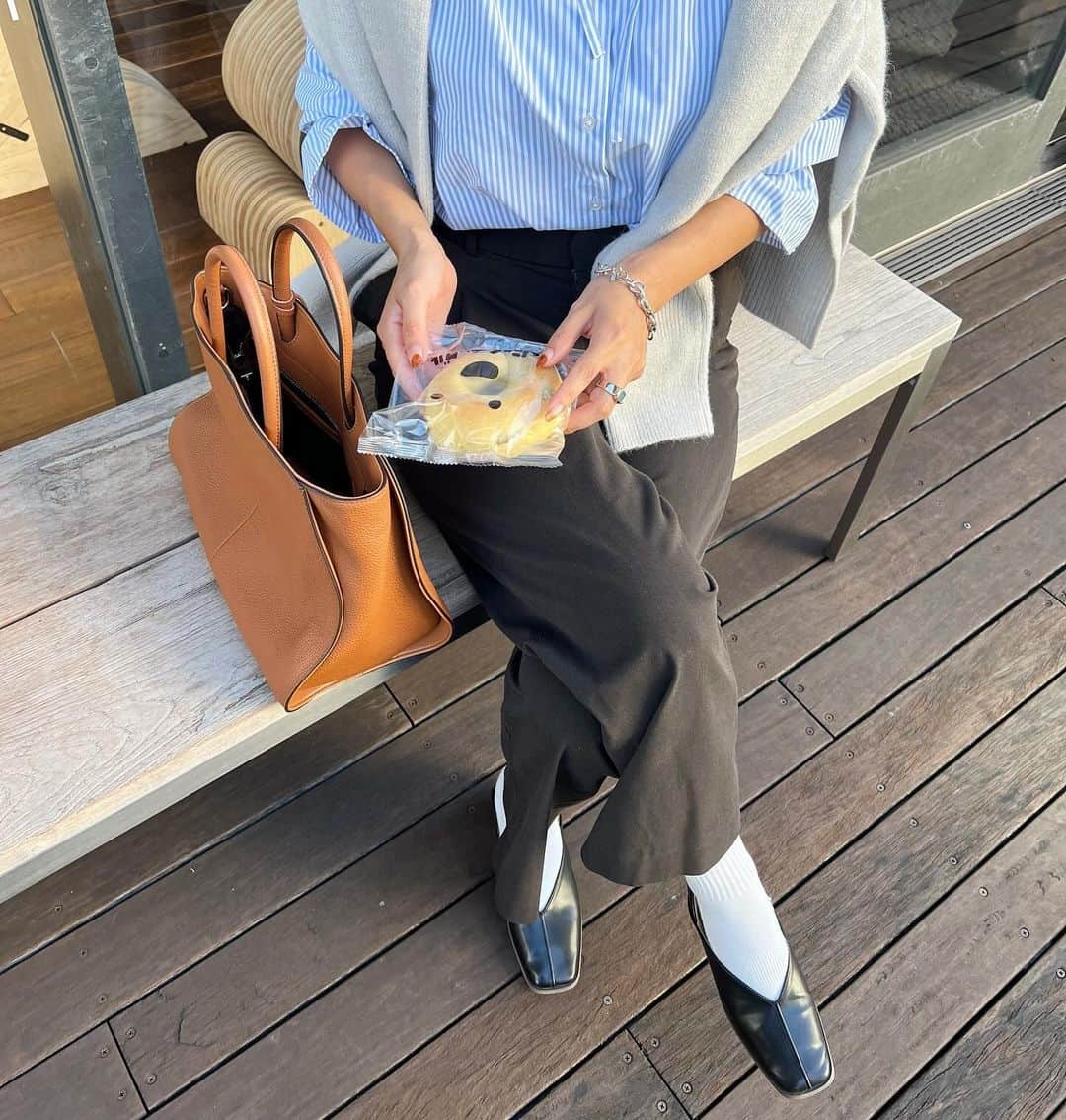 吉田奈央のインスタグラム：「最近の小腹が空いたときの相棒🙄  こんにゃくベーグル🥯  こんにゃく専門店がこだわりぬいた国産 こんにゃくなの♡  パッケージもかわいくてカバンに忍ばせておくときもテンションあがる😝  味の種類も豊富でなによりカロリーも優しいのが嬉しいです！  楽天レビュー2300以上なのもすごい🩶  温かめて食べても美味しいし、 中にハムやレタスをいれて簡単に食べれるのもおすすめです💕  @ichiryukonnyaku_online   #PR#一柳こんにゃく#一柳こんにゃく店#一柳#こんにゃくベーグル#ベーグル#パン#こんにゃく#ダイエット食品#ヘルシー#美味しい#ダイエットレシピ#グルメ#おすすめ#大人気#低カロリー#楽天#楽天購入品」