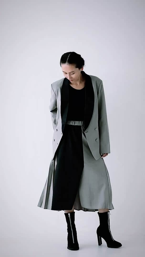 高井直子のインスタグラム：「@naokotakai_official  ２０2３AW  JAKET SKIRT  gray/black  10/11-17 OSAKA POPUP UMEDA HANKYU 4F  11/3-5 TOKYO POPUP RAND AOYAMA」