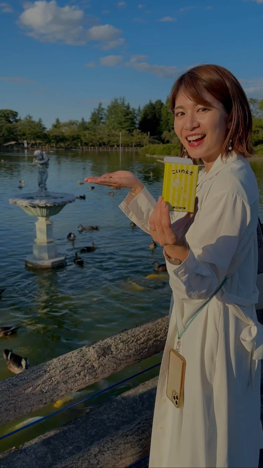 千葉真由佳のインスタグラム：「【元気すぎる〇〇🐟】 青森旅in平川市😊✨ 猿賀公園の元気すぎる鯉をご覧ください🤭💕  金色の鯉に食べてもらえると金運アップ⤴️💰 と可愛い箱の裏に書いてありました🤭  こりゃ〜夢に出てきそうだ😆  #青森旅#平川市 #Aomoritrip#女子旅 #鯉#えさやり体験 #金運アップ#💰 #フリーアナウンサー #千葉真由佳 #PR」