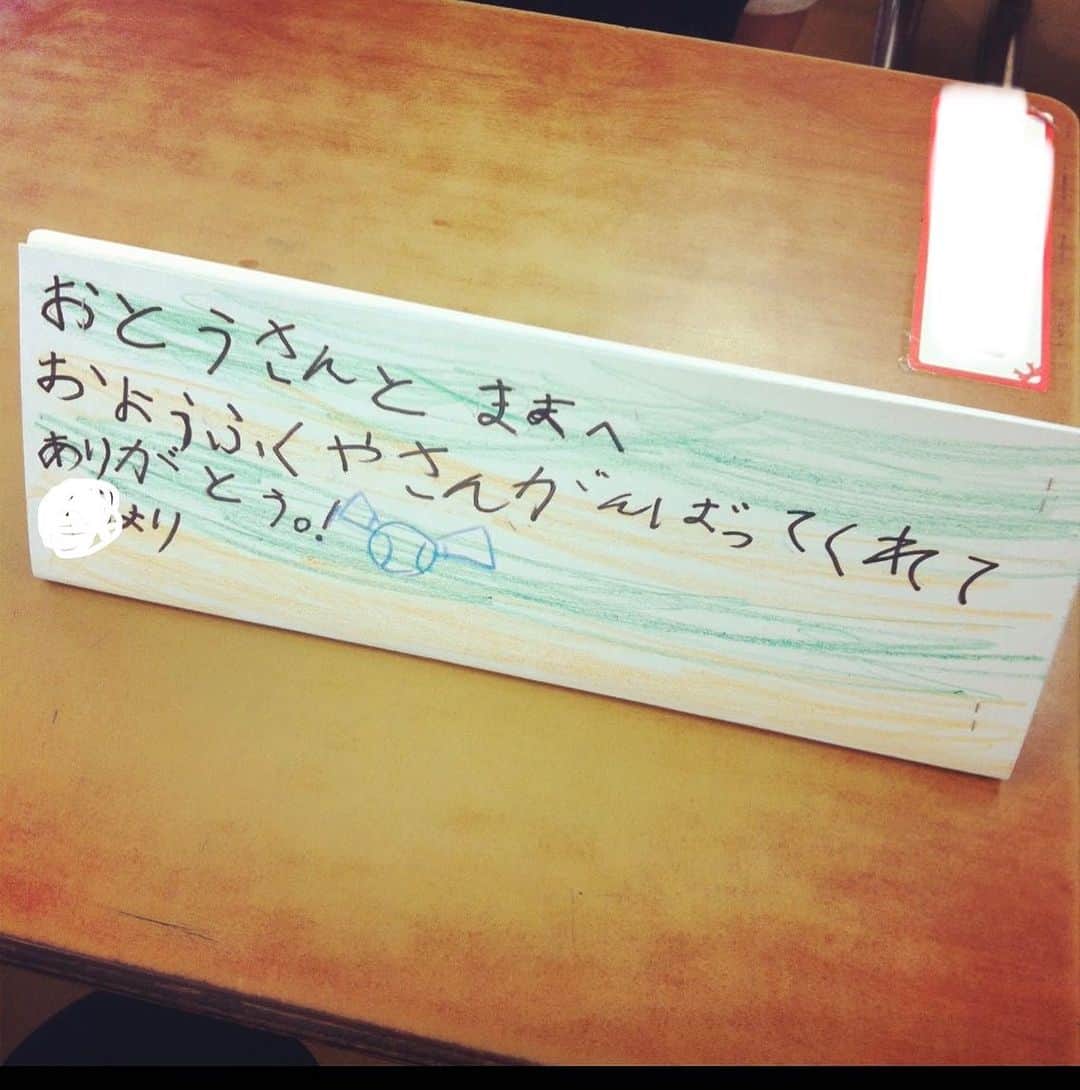 松田 美奈子のインスタグラム：「10年前から私にとって御守りのような写真😌 1年生の時に書いてくれた授業参観のメッセージボード。  四つ葉のクローバーでつくってくれたしおり🔖と、フェルトの手縫いでつくってくれたアクセサリーケースも宝物🌿」