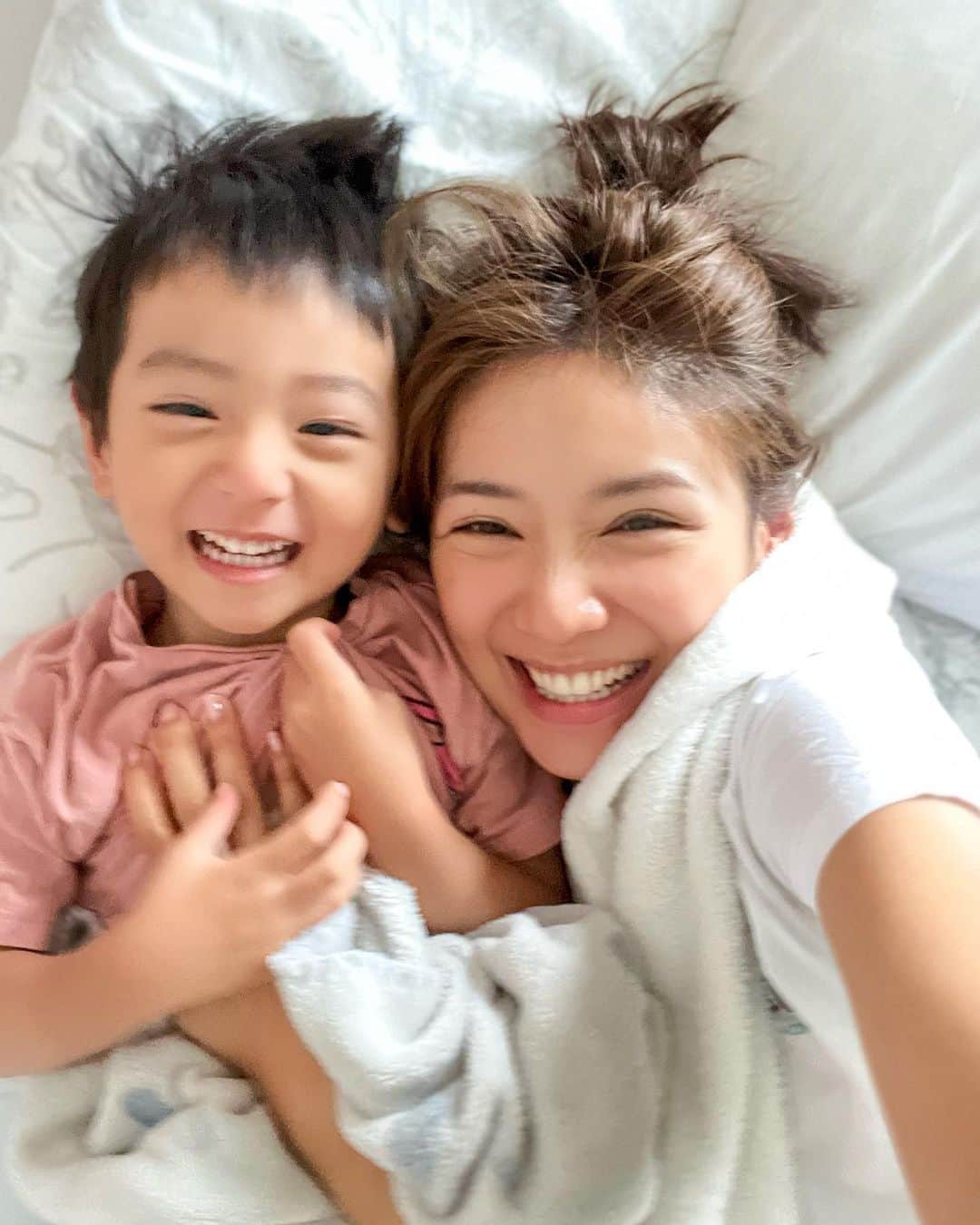 Elva Niのインスタグラム：「Home sweet home 💕 #finallycanhugmyboys」