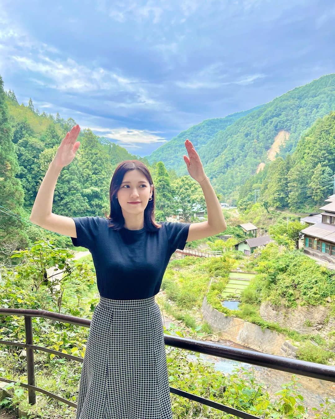 大竹彩加さんのインスタグラム写真 - (大竹彩加Instagram)「.  漢字の「 山 」 と 絵文字の「🗻」   山にいたので山ポーズ(？)をしてみました😆🫶🏻   -----------------------------------------------   HBCラジオ「ウチらの時代」が 半年ぶりに復活します🎉    今日が、復活して最初の放送です‼️ 午後2時30分から4時まで生放送📻  なにやら珍コーナー、いや、新コーナーも！？   本間アナとフレッジコンビでお送りします🤝                            #hbc #北海道放送 #hbcラジオ #ウチらの時代 #札幌 #アナウンサー #大竹彩加 #ミディアム #セミロング #長め前髪 #外ハネ #ヘアアレンジ #イヤリング #シルバーアクセサリー #黒t #tシャツコーデ #チェックスカート #カジュアルコーデ #骨格ウェーブ #ブルベ夏 #ブライトサマー #イエベ春 #ブライトスプリング #顔タイプフレッシュ #日本の風景 #山 #自然 #lovers_nippon #日常に彩りを加える日記」10月7日 11時24分 - hbc_ayakaotake