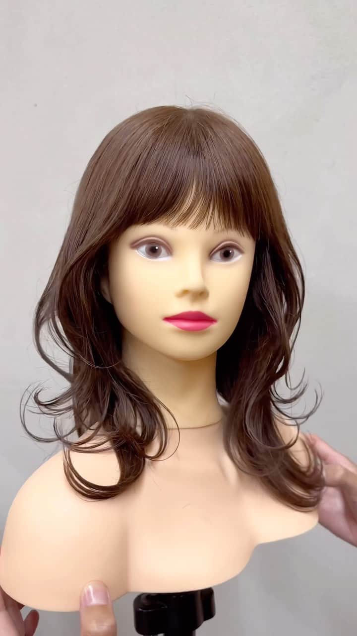 鶴谷和俊のインスタグラム：「ミディアムヘア/medium hair  Medium hair 中长发 중간 길이 머리 ‎شعر متوسط ​​الطول  使用ハサミ ・JOEWELL @joewell_global  @joewell_japan  ニューコバルト NC-5 量感調整セニング スプリーム ・HIKARI @hikariscissors.jp  B-DRY COSMOS 163  ##Japanesehairstyle #ショートヘア #カット #ヘアカット #ヘアスタイル #髪型 #ทรงผม #ตัดผม #頭髮款式 #剪頭髮 #hair  #hairstyle #hairstyles #hairstyleideas #hairstylest #hairstyle #hairstylevideo #머리스타일 #머리스타일 #긴머리레이어드컷  #긴머리레이어드펌  #레이어드컷  #레이어드펌  #c컬  #여자머리  #여신머리  #하움 #허그컷  #허그펌」