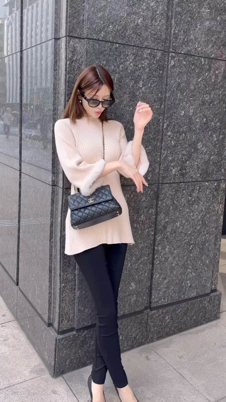 Radyのインスタグラム：「. 袖ファーってエレガントで大人の女感🌹🫧 超くびれ設計でスタイル盛れ抜群♡ 普段使いにもお出かけにも🤍 オーラ振りまいて周りと差つけましょ🫶🏻 . #Rady #レディ #武藤静香 #スタイル盛れ #チュニック #デートコーデ #デート服 #AW #秋冬コーデ #秋服 #お出かけコーデ #ファースリーブ #上品コーデ」