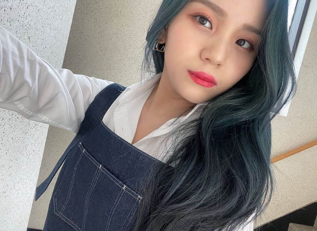 オムジのインスタグラム：「#여자친구 #엄지 #GFRIEND #UMJI」