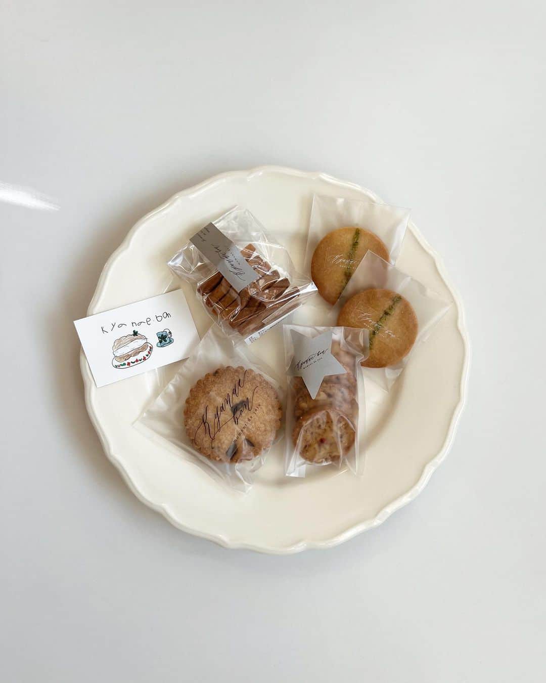 akiiiii1025のインスタグラム：「⁡ 大好きな @kyanae.bon の焼き菓子🍪 ⁡ どれも本当美味しくて幸せ🥹💕 毎日のおやつtimeの楽しみ❤︎ˏˏˏ 初めてセットは自分用にももちろんget😚 ⁡ 〜初めてセット〜 ☑︎塩サブレ ☑︎レモンサンドクッキー ☑︎ゴルゴンゾーラとくるみのサブレ ☑︎8周年記念クッキー ⁡ チョコチップクッキーにいちじくのタルトも 最高に美味しかった𓂃💓  ショップカードはお友達のお子さんが 描いた絵だそうで、絵心あって めちゃくちゃかわいい🥺💕 ⁡ ⁡ ⁡ ⁡ #kyanaebon#cookies#sweets #キャナエボン#塩サブレ#クッキー#タルト #焼き菓子#チョコチップクッキー #いちじくのタルト#お取り寄せスイーツ #お取り寄せお菓子#おうちカフェ#おやつ #おやつタイム#男の子ママ#大阪ママ#北摂ママ #兄弟ママ#2児ママ#2歳差兄弟#2歳差育児　 #ママライフ#こどものいる暮らし#器」