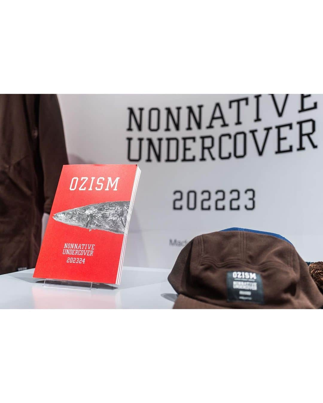 アンダーカバーさんのインスタグラム写真 - (アンダーカバーInstagram)「nonnative × UNDERCOVER OZISM Collection - Portraits of Modern Japanese -  OZISM AW23がUNDERCOVER NOISE LAB渋谷PARCO、心斎橋パルコ、および以下のストアにて本日より発売です。 また今回のローンチに際して、OZISMが2023AWコレクションに合わせてZINEを編集、制作しました。 新作アイテムを購入した方が先着で手に入れられる、少部数のスペシャルエディションとなっております。  OZISM AW23 collection arrives today at the stores below. OZISM edited and produced a zine for the 2023AW collection, a special edition with limited copies available to those who purchase our new items on a first-come, first-served basis.  Exclusively Available at:  COVERCHORD, the nonnative shop, UNDERCOVER,  AOYAMA, ISETAN SHINJUKU MENS, HANKYU MEN’S TOKYO, HANKYU MEN’S OSAKA,SHINSAIBASHI PARCO, SENDAI, KANAZAWA, NAGOYA, KYOTO,DSM GINZA, UNDERCOVER NOISE LAB渋谷PARCO, UNDERCOVER OFFICIAL ONLINE STORE  #nonnative #undercover #アンダーカバー #ノンネイティブ #ozism」10月7日 11時44分 - undercover_lab