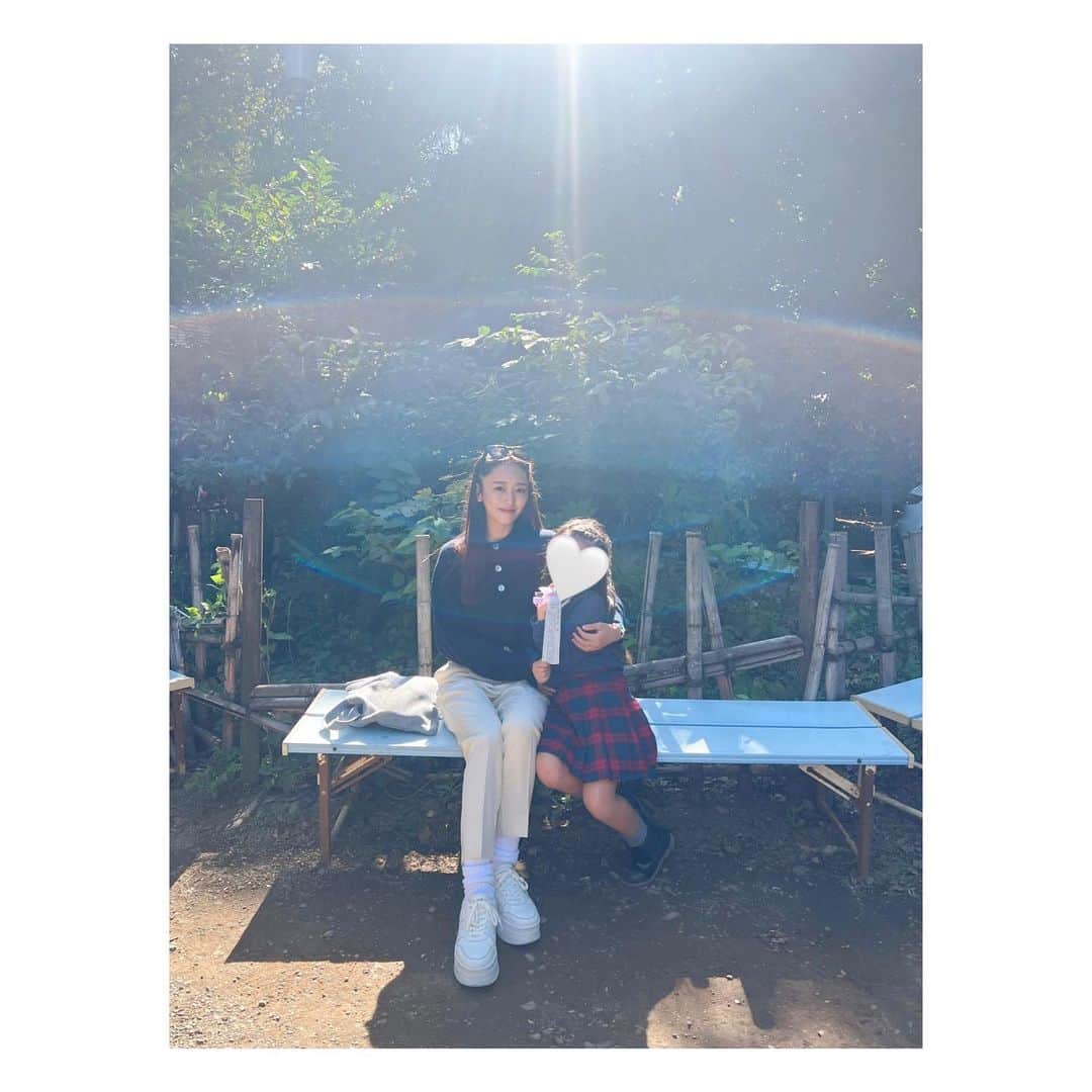 近藤千尋のインスタグラム：「もえさんと朝活⛩️💛🙏😍 日頃の感謝を込めて💕 神々しい写真が撮れたよ〜📷 だいすきなもえさんに撮ってもらいました‼️ @moe_yamaguchi0611   パン買って🥐公園でピクニックして 神社にも行けて最高でした🙏 午後から習い事頑張ろう🤍🤍🤍 皆さんも素敵な休日を。。。🥰  #朝活 #パワースポット」
