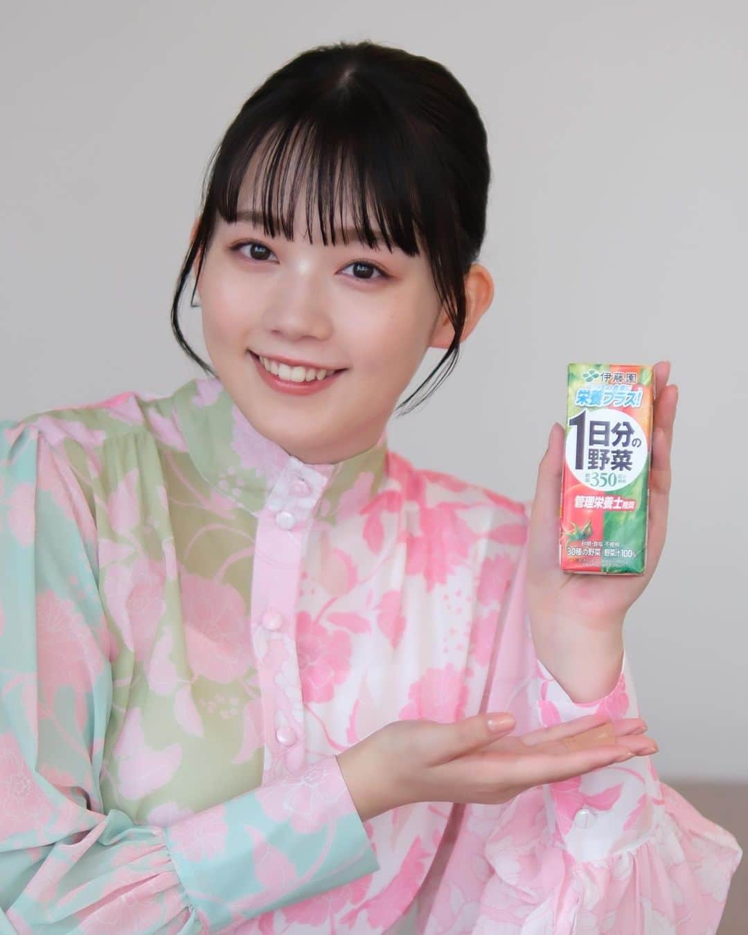 ホリプロ Actorのインスタグラム：「米倉れいあ　新CM放送中。  コメント 「とても緊張しましたが、皆さんが優しく 接してくださって緊張をほぐしてくれました!  撮影時は難しいことが多かったのですが、 スタッフのみなさんやギャル曽根さんに アドバイスや演技指導をいただいてとても 勉強になりました。  とにかく1日中楽しいCM撮影でした! もし第2弾があればまた同じメンバーで 撮影したいです!」 #米倉れいあ #伊藤園　#1日分の野菜」