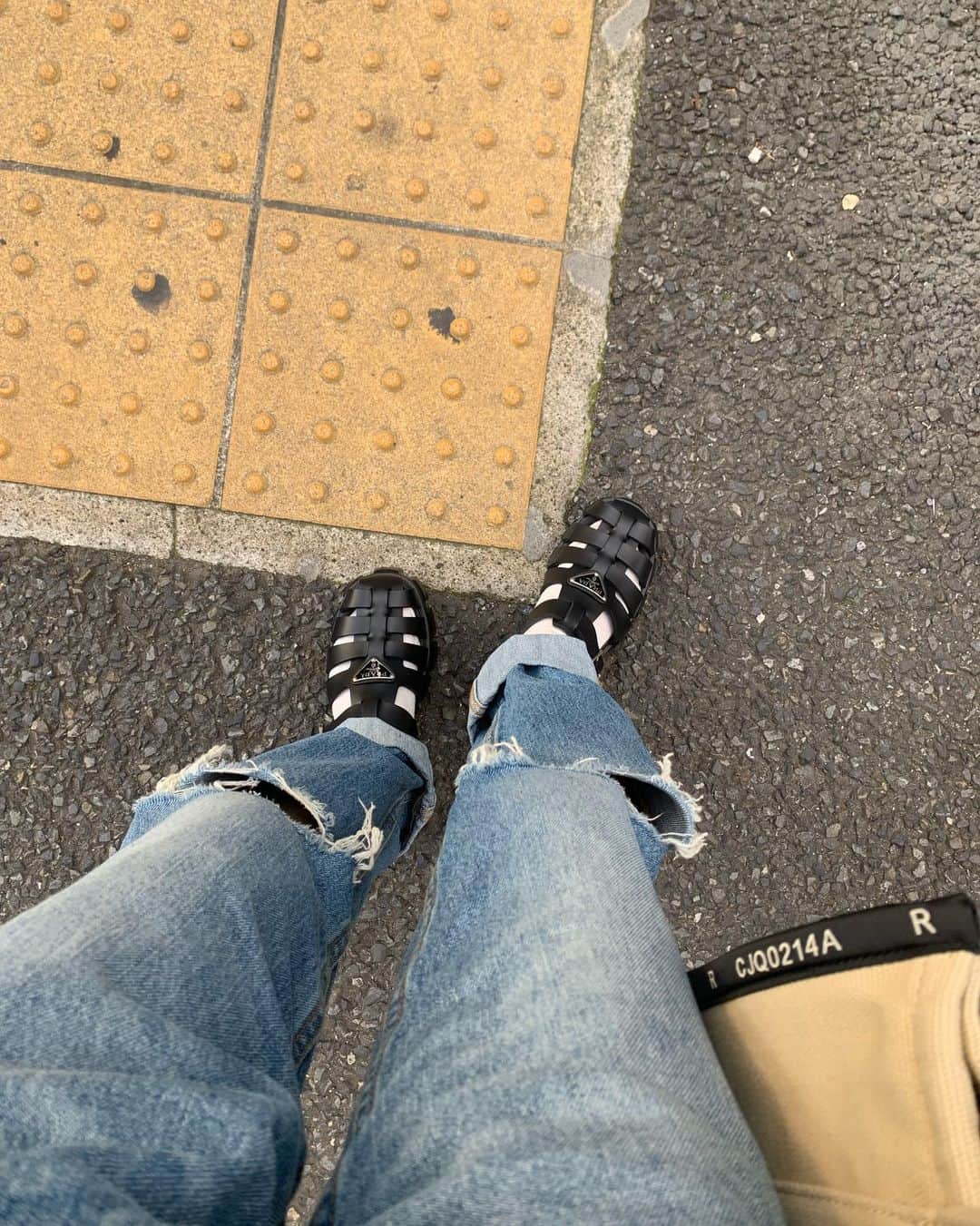 工藤晴香さんのインスタグラム写真 - (工藤晴香Instagram)「涼しくなってきたけど、まだサンダル履きたい。だって、せっかく買ったんだもん。靴下で履く。  #maisonmargiela #mm6  #mm6maisonmargiela #prada #jouetie」10月7日 11時37分 - kudo_a.k.a_910