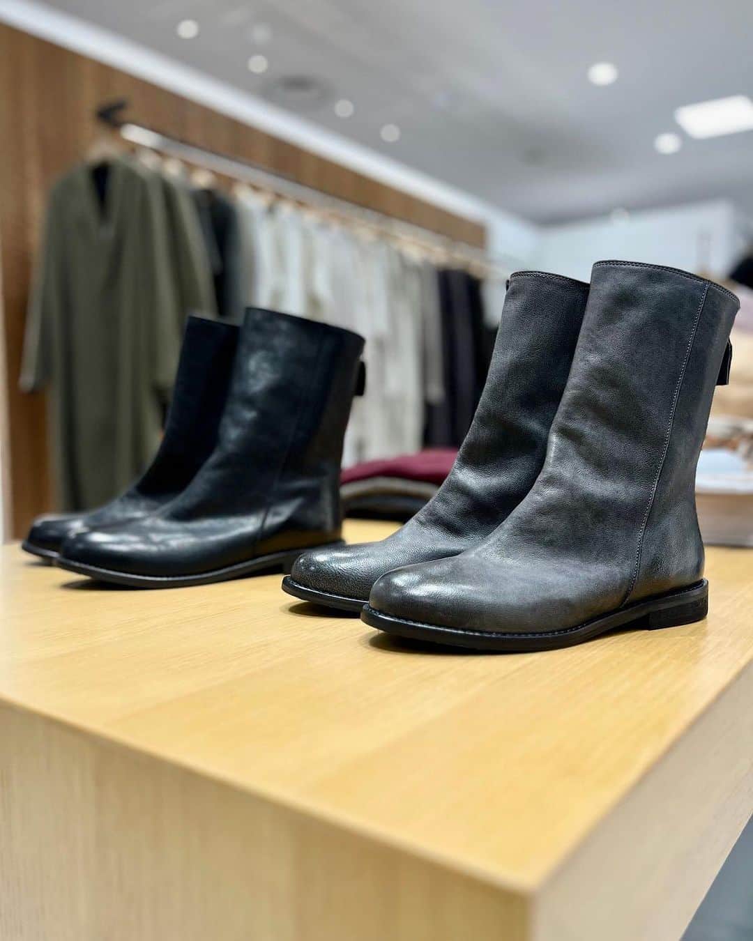 のインスタグラム：「•  pas de calais  Boots  革本来の風合いやシワ感を出す為に、足を入れることによって、足の形にフィットする構造に仕上げています。  •Boots (No.0430) Grey, Black 72,600yen Sheep leather  ※店舗により商品展開が異なる場合がございます。  @pasdecalais_story   #pasdecalais  #pasdecalais_offical_jp  #パドカレ #boots #sheepleather  #パドカレのレザー」