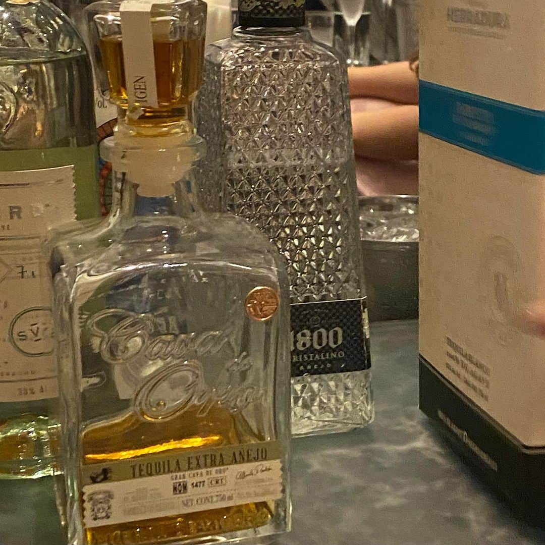 山本侑貴子のインスタグラム：「ウイスキー、ジン、ブランデー、グラッパ、焼酎・・・・・・  数ある蒸留酒の中でも 一番好きなのが テキーラなのですが  先日、なかなか手に入らない貴重なテキーラをいただいたんです✨  飲んだ記念（備忘録）としてUPしておきたいと思います  貴重なテキーラ ごちそうさまです❣️  ちなみに、テキーラの原料はアガベ（竜舌蘭）です  #テキーラ  #agave  #tequila」
