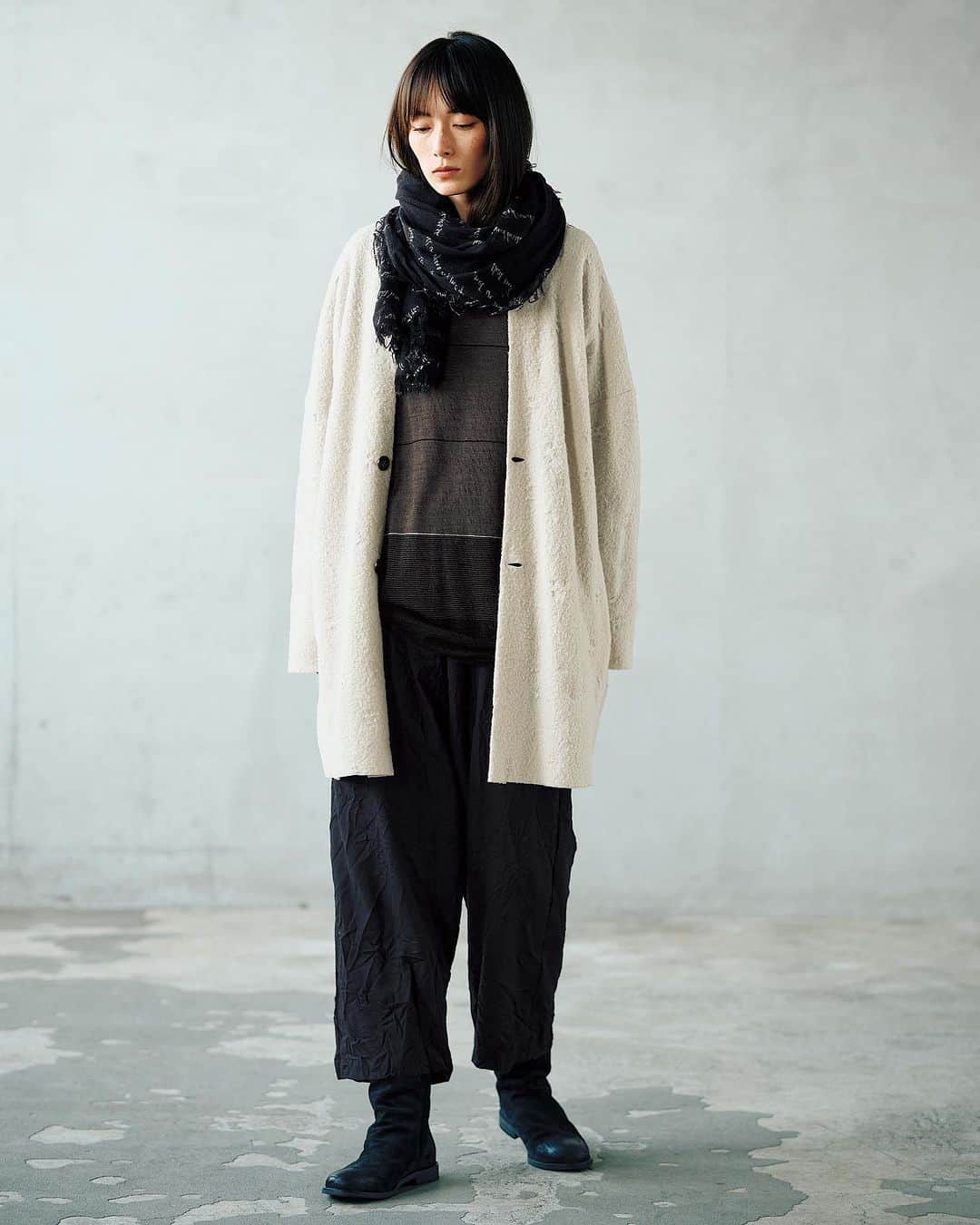 のインスタグラム：「•  pas de calais   Autumn outfit   •Cardigan (No.1704) 39,600yen •Pullover (No.1718) 31,900yen •Pants (No.8357) 35,200yen •Stole (No.0450) 31,900yen •Boots (No.0431) 72,600yen  ※店舗により商品展開が異なる場合がございます。  @pasdecalais_story   #pasdecalais  #pasdecalais_offical_jp  #パドカレ #autumnoutfit  #パドカレコーデ」