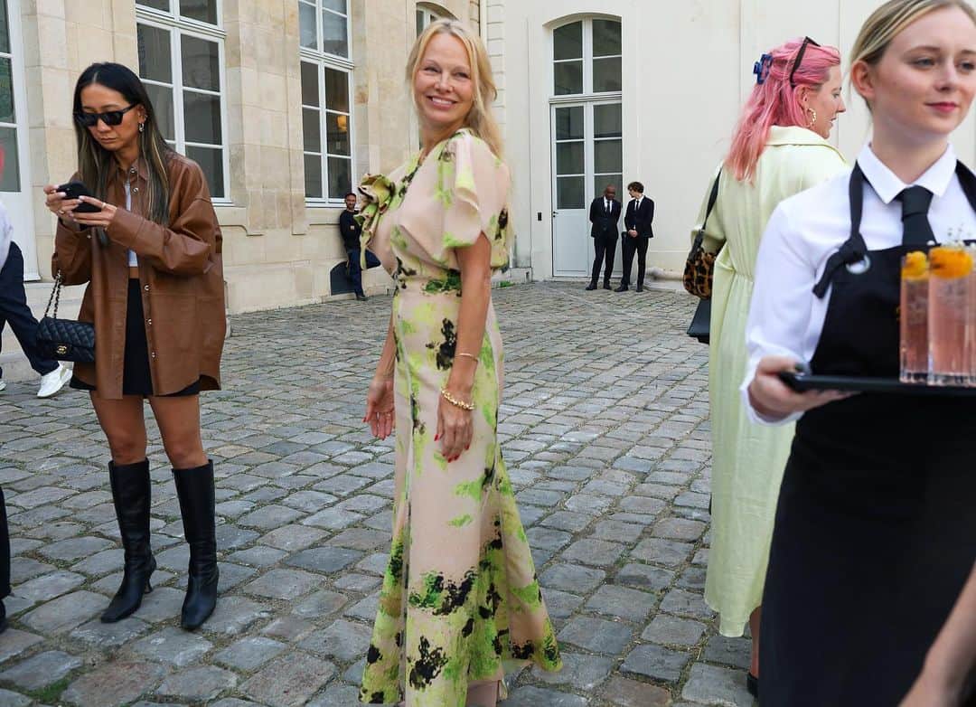 Nordstromさんのインスタグラム写真 - (NordstromInstagram)「Closing out our coverage of fashion week street style with a star-studded roundup of dreamy dresses from the streets of Paris. 📸: @mrstreetpeeper」10月7日 11時39分 - nordstrom