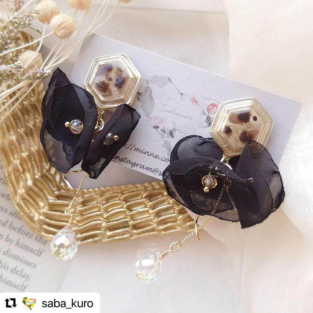 パーツクラブ Partsclub 公式アカウントさんのインスタグラム写真 - (パーツクラブ Partsclub 公式アカウントInstagram)「#Repost @saba_kuro さん ・・・ 9/25 YouTube公開𓈒𓏸𓆸  パーツクラブアンバサダーを 務めさせて頂いています  パーツクラブさん @partsclub_official 材料でヴィンテージボタン風の ピアスを作成しました  このモールドめっちゃ可愛いです♡ シフォンフラワーパーツも 秋らしい新色が出ましたよ～  材料はスワイプしてね  YouTubeの方で作成動画を 配信しているので良かったら ご覧下さいね 概要欄にも材料のせています   @saba_kuro トップのリンクから YouTube動画をご覧になれます  𓂅 𓈒𓏸𓂃𓂅 𓈒𓏸𓂃𓂅 𓈒𓏸𓂃𓂅 𓈒𓏸𓂃𓂅 𓈒𓏸𓂃𓂅 𓈒𓏸𓂃  YouTube↪sabakuro ハンドメイド 🔎 (profileLink)  nailアカウント @sabakuro_nail  Twitter↪sabakuro1  #パーツクラブ公式アンバサダー #パーツクラブ #partsclub  #パーツクラブファン #handmadeaccessory #韓国アクセサリー #Accessory #ハンドメイドアクセサリー  #ハンドメイドイヤリング #ハンドメイドピアス #押し花アクセサリー  #秋ピアス #レジン初心者 #ドライフラワーピアス #ハンドメイド動画  #べっ甲ピアス #ネイル動画 #レジン動画 #作り方動画  #PR #広告」10月7日 11時53分 - partsclub_official