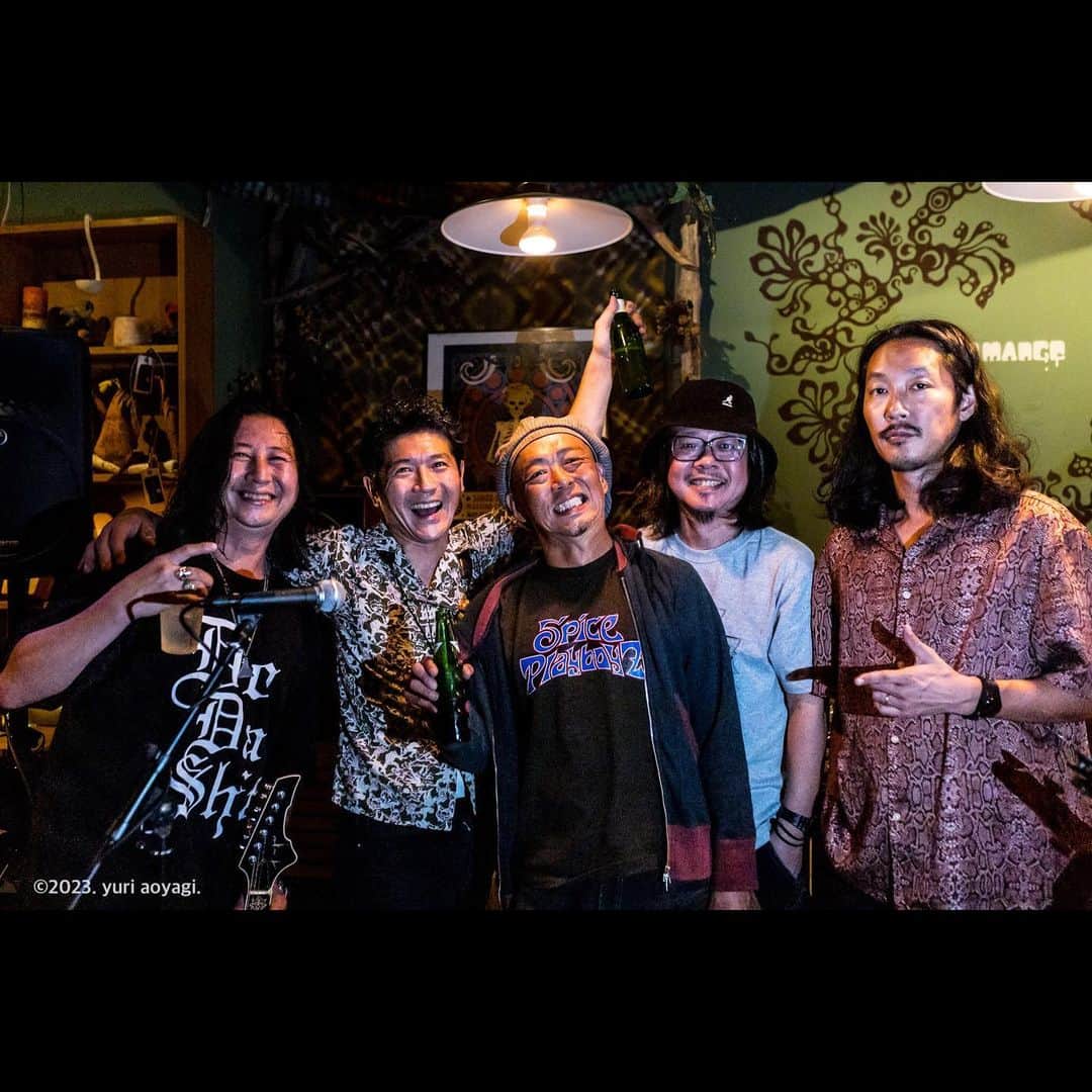 MONKYのインスタグラム：「キャプションを入力…昨夜はSpice PlayboyZ＠藤沢green mango  @spiceplayboyz   昨日も新しい扉開いた感じ。  新曲もいい感じで出航しました。  いつも最高なVibes溢れまくりなgreen mangoな皆さん、ありがとうございましたー！！！  この勢いで今日は静岡、飛翔にて。  スパイスTシャツ持っていくからねー！  静岡の皆さん、乾杯しに来て下さい♬  photo by yuri aoyagi (yuri times) @yuri_thee_lily2   １０月７日（土） 『Spice PlayboyZ Live at 静岡 飛翔』  ●場所：静岡 飛翔（静岡県静岡市葵区人宿町2-4-6　加賀ビル2F）  ●OPEN/DJ START 20:00   ●料金 2500円  『Spice PlayboyZ』  MONKY（Sax）@____monky____  越野竜太（Guitar）@cosino  小林洋太（Guitar)@420yota 湯浅崇（Bass）@pow_bass  龍大（Drum）  ●今年は結成１０年目！ますます勢いを増しているSpice PlayboyZ！ JAZZ,ROCK,REGGAEとそれぞれのフィールドで活躍するプレイヤーが集まった、アベンジャーズなJAM BAND！ 変幻自在でSpicyなSoundを体感しに来てください。  ●お問い合わせ 飛翔 TEL 090-5007-1001 https://www.facebook.com/pg/hisyo.sanctuary/about/?ref=page_internal  イベントページ https://ienaga2020.com/events/event/10-7/」