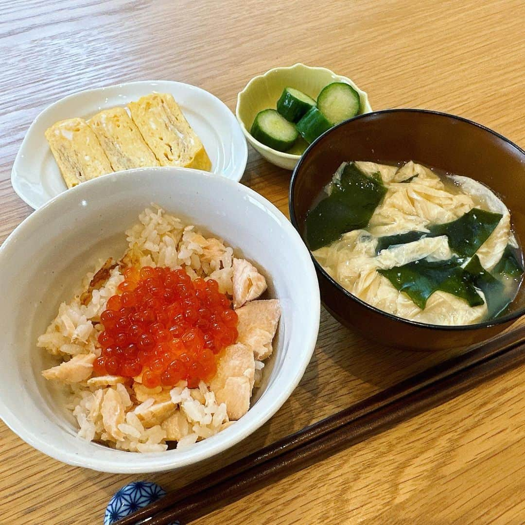 石川梨華のインスタグラム：「お昼ごはん何食べたんだろう？  鮭の炊き込みごはんイクラのせ 湯葉とワカメのお吸い物 だし巻き卵 きゅうりの浅漬け  鮭とイクラは佐々木さんからのお裾分け✨ 加奈子さんがいつも連絡くれますが、 今回は「野上家御用達の魚屋佐々木です、鮭とイクラお届けします！」ってきました🤣w 本当にいつもありがとうございます💓🤲  子供達もごはんモリモリ食べました‼️  #石川梨華 #モーニング娘og #リアル梨華 #二児の母 #年子やんちゃボーイズ #お昼ご飯何食べたんだろう #佐々木さんの釣った鮭とイクラ #チャーミークッキング」