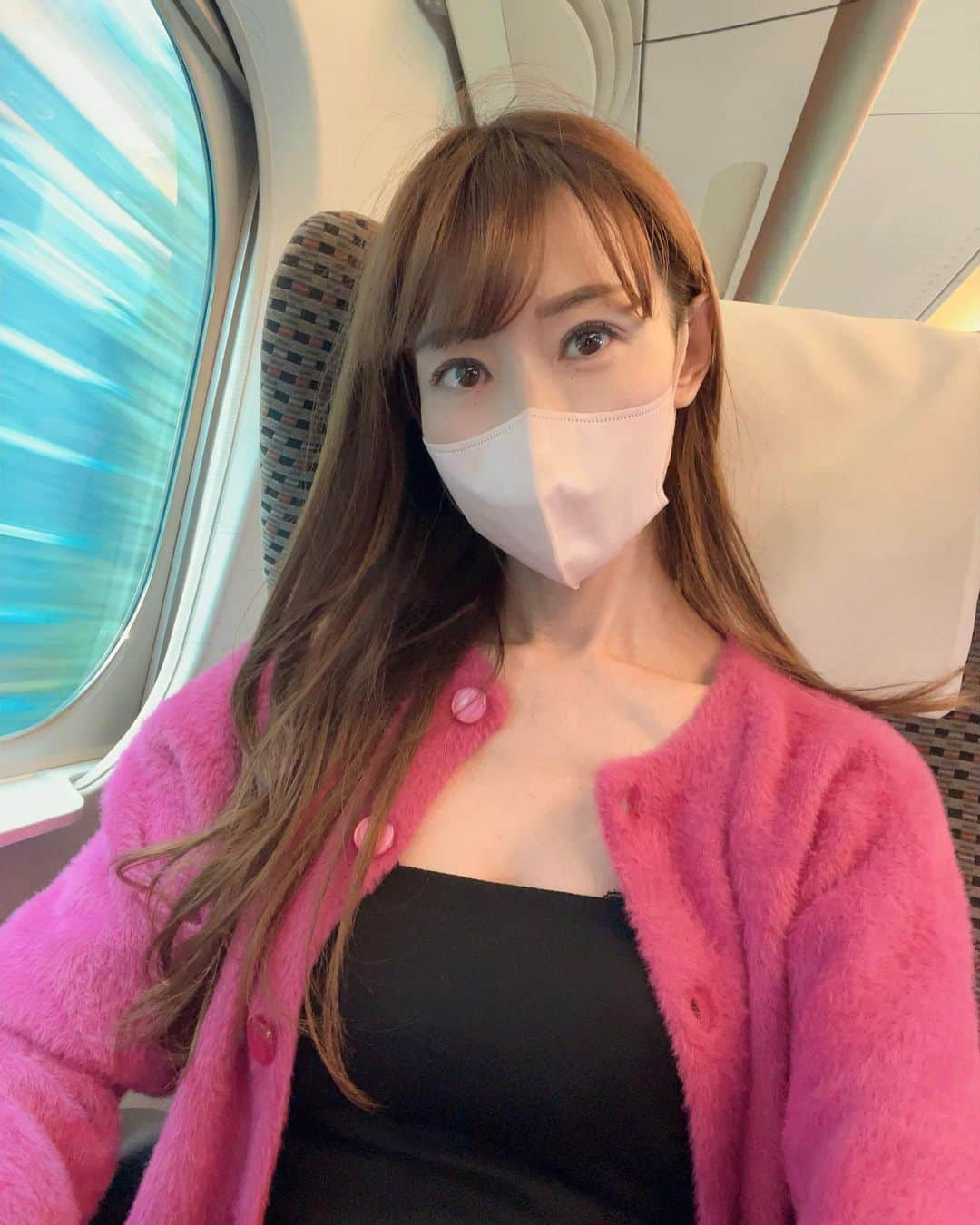 渋谷恭子のインスタグラム：「今日から1泊2日の京都旅行🚄  秋の京都を楽しんできます😘 ストーリーしていくから良かったら見てね💗　  #行ってきます #京都旅行 #旅 #旅行 #国内旅行 #1泊2日 #1泊2日の旅 #アラフィフ #アラフィフコーデ #アラフィフライフ #ニット #新幹線 #フリーズマート #freesmart」