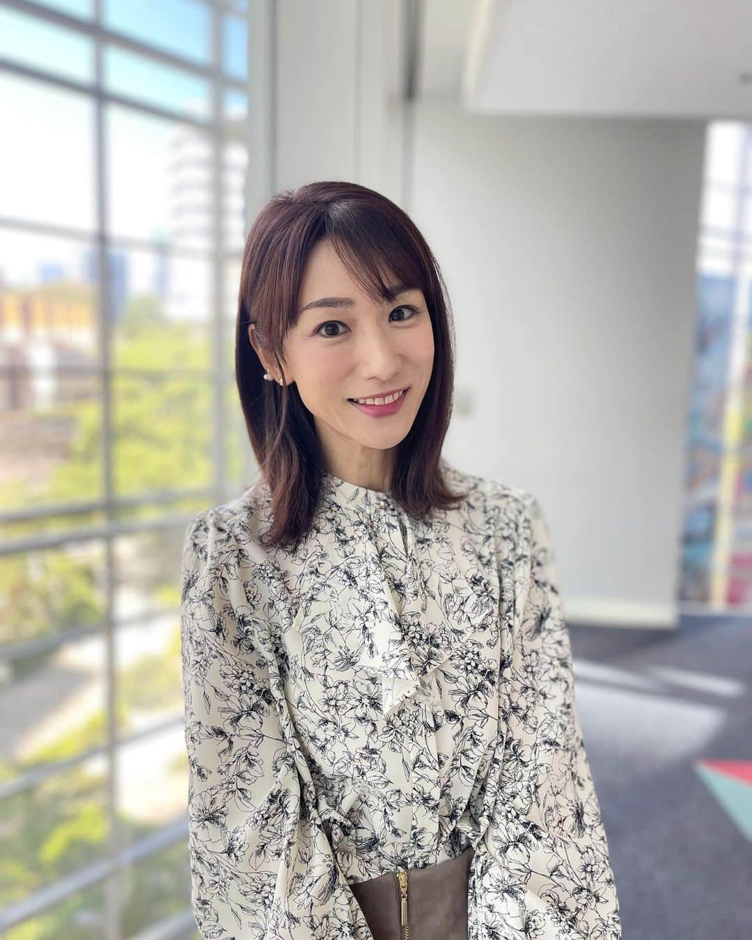 堂真理子さんのインスタグラム写真 - (堂真理子Instagram)「おはようございます♪今日東京は、気持ちのいい快晴です☀️三連休、だんだんと天気が崩れてしまうようなので、貴重な晴れですね😌 洗濯物もよく乾きそうです🧺  さて昨日の「ワイド！スクランブル」の衣装は、  ☆ブラウス,スカート… #ノーリーズ ☆アクセサリー… #starjewelry  でした👗✨ 秋らしい色と素材で、すっかり季節が進みましたね🍂  それでは素敵な連休をお過ごしください♪   #大下容子ワイドスクランブル   #ワイドスクランブル  #ニュース  #テレビ朝日 #堂真理子 #アナウンサー #アナウンサー衣装 #番組衣装   #今日 は  #秋晴れ」10月7日 11時51分 - mariko_do