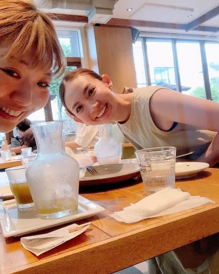 小出真保のインスタグラム：「まだまだ暑い夏の日☀️。 林修の今、知りたいでしょ! で、去年に引き続きお世話になりました、#廣田なお 先生とお茶、ごはんをしてきましたー🍵🍕✨ 先生は、終始、笑いっぱなしでハツラツとしていて美しくプロポーションも抜群で、どういった経緯を歩んでいるかたなのか聞いてみたかったので、インタビューしました。 すると、先生が逆に私が小出さんにインタビューしたかったと。芸人になりたいなんて不思議人生だと思ったとのこと。私はわりと普通だと思ってたけど😆  お互いに、新人類だと感じていたのでしょう、たくさん対談しました❗️  いつもいつもご縁に感謝です。  先生のおかげで、体を動かすこと、運動の大切さを知ったので、チョコザップ続いてます！運動は心にも良いと✨まちがいないと思う！ また、ごはん行きたいです！  意外と先生と男性の好みが似てました🙆‍♀️🤣」
