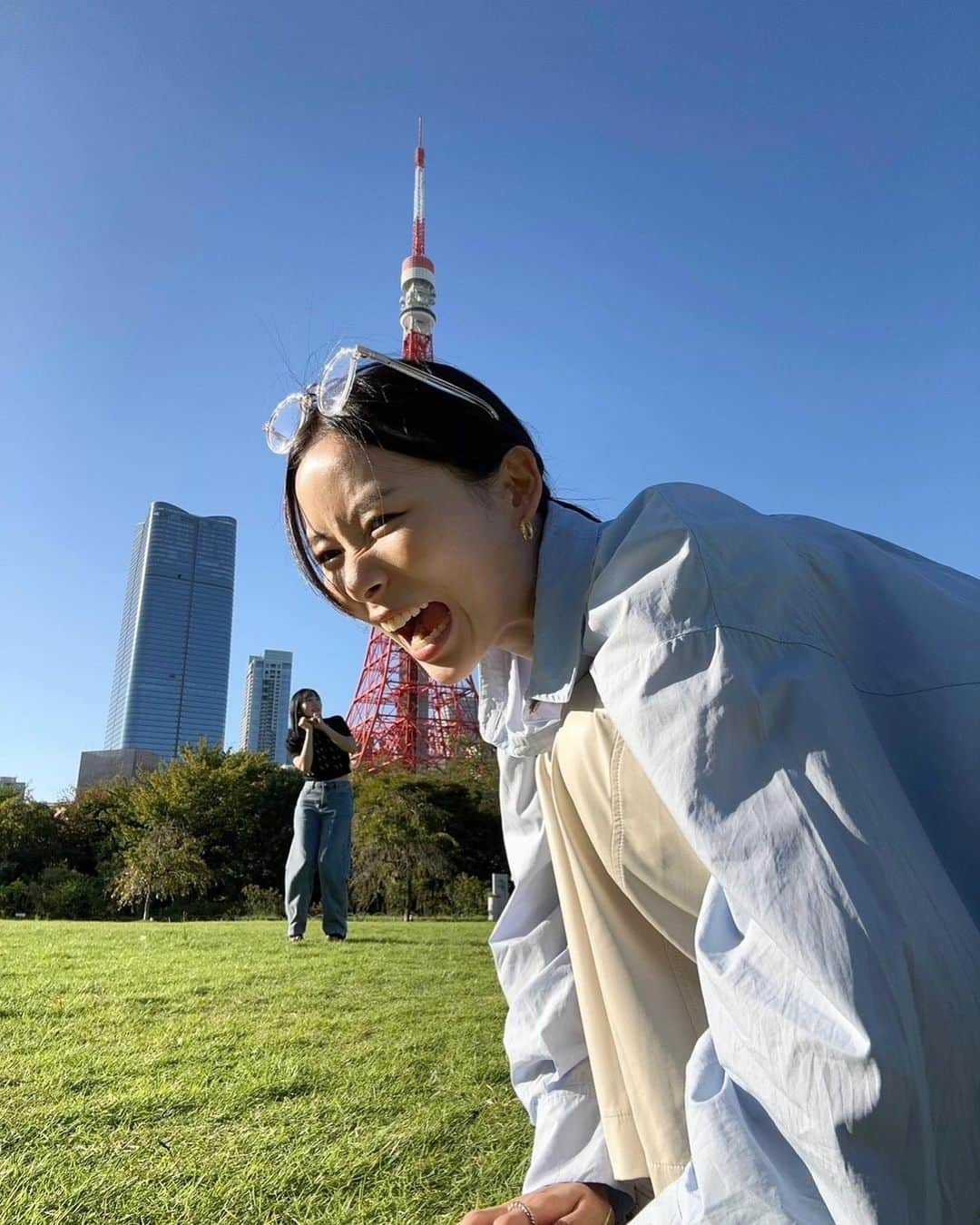 能條愛未さんのインスタグラム写真 - (能條愛未Instagram)「青空に芝生。 結局これが一番最高🌱☀️  韓国プリクラ撮ってみたり 本屋さん行ったり ガチャガチャやったり笑  まったり楽しい休日でした☺️  #朝日奈央」10月7日 11時55分 - noujoami_official