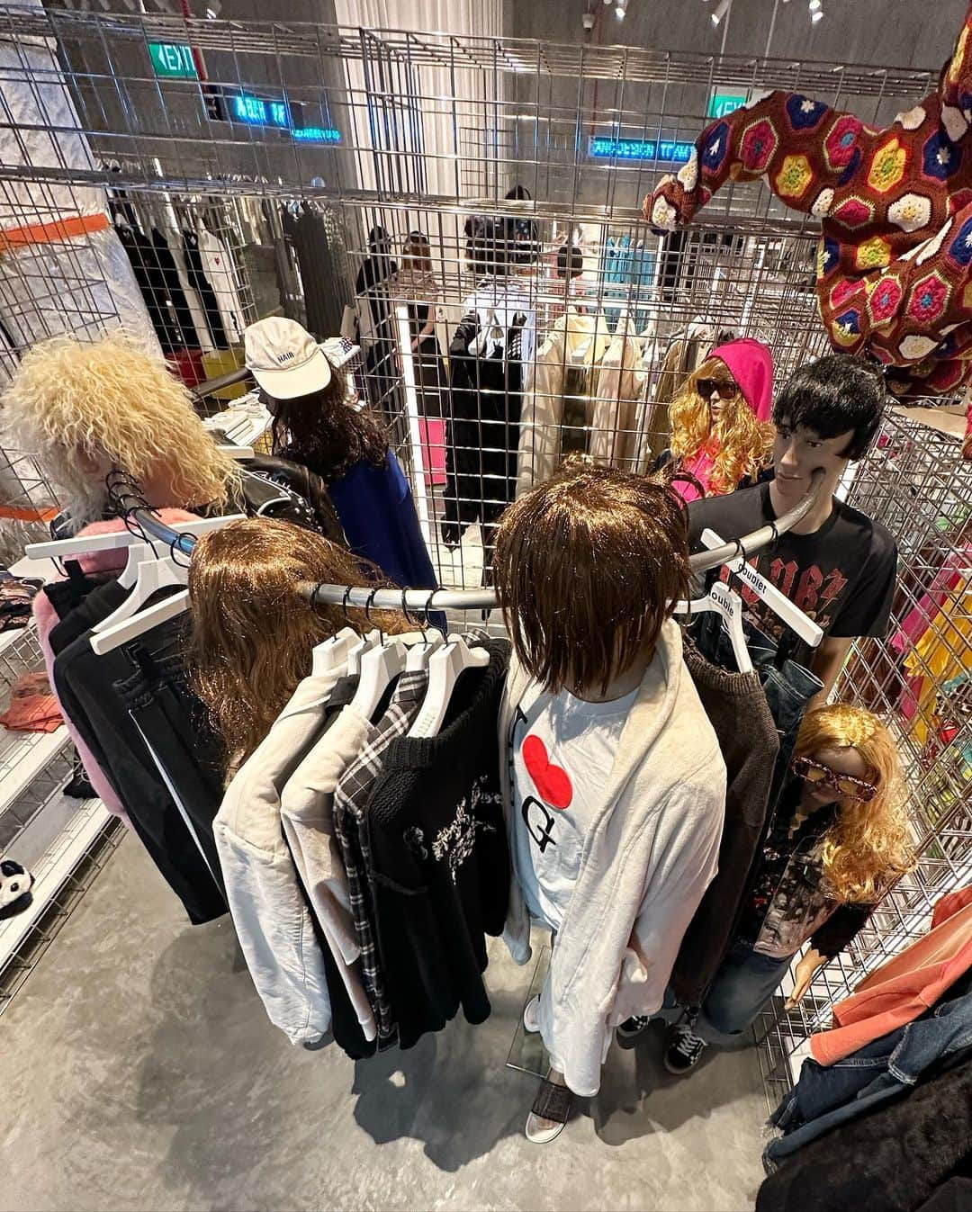 ダブレットさんのインスタグラム写真 - (ダブレットInstagram)「Mannequins serve as hanger racks in #doublet space at @club21 in Singapore.  Design @taichi_shigenobu and olk team Idea @takayuki_ishibe  Styling @nono1016  Thank you @beyan_official , Toyoda-san and CLUB21 Singapore team🙏」10月7日 11時57分 - __doublet__