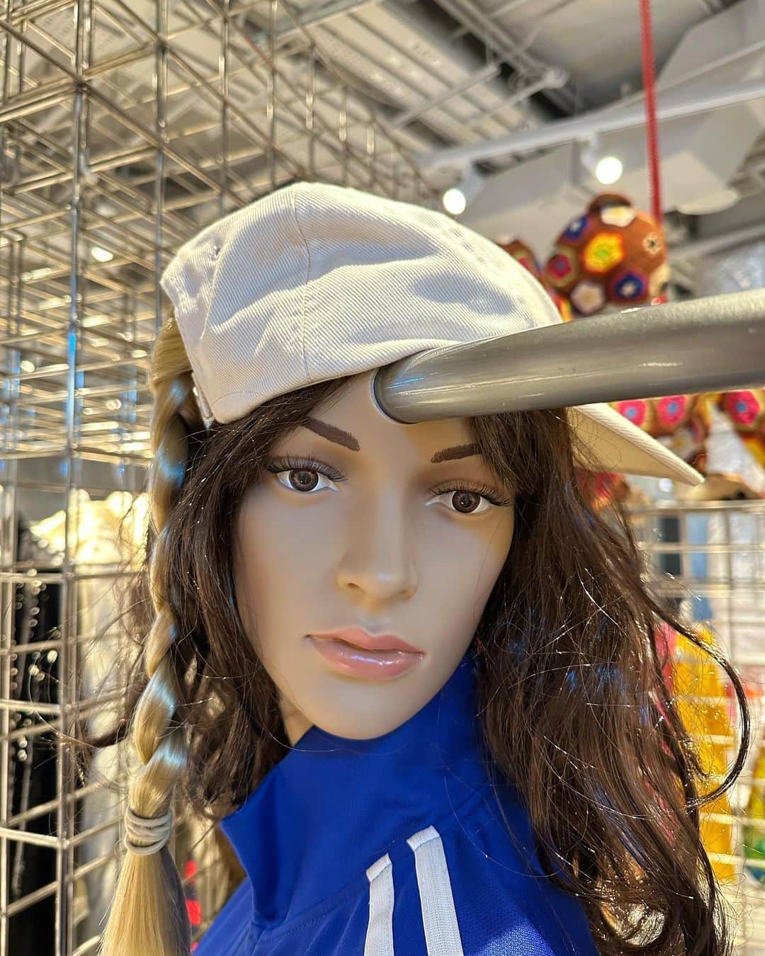 ダブレットのインスタグラム：「Mannequins serve as hanger racks in #doublet space at @club21 in Singapore.  Design @taichi_shigenobu and olk team Idea @takayuki_ishibe  Styling @nono1016  Thank you @beyan_official , Toyoda-san and CLUB21 Singapore team🙏」