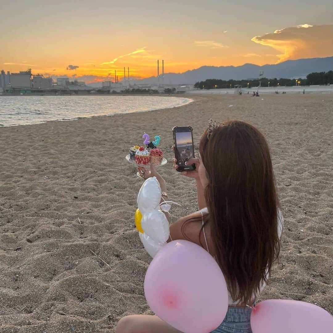 RiLiさんのインスタグラム写真 - (RiLiInstagram)「あの子をお祝いしよ〰️🎊参考にしたい❣【バースデーフォト】🎂🎈  もうすぐあの子のお誕生日🧁♡‧₊˚ 今年はどんなサプライズをしようかな❔❔ お洒落さんの【バースデーフォト】 アイデアを紹介するよ🔍💕  お部屋をデコレーションしたり かわいい食べ物で喜ばせちゃおっ✊🏻*.+ﾟ お花のプレゼントも嬉しい〰️💐💐 是非参考にしてみてね👀🤍  R i L i 編 集 部 🫧 Editor-chief @aosimmdr Editor @micomy_02 Writer @mi_saki_04   🤍🤍🤍  Special thanks💐 Photo by⁣⁣ p.1 @nnhrym  p.2 @mii.zu.kii  p.3 @__kt.21  p.4 @csc.amg  p.5 @nnhrym  p.6 @nae_614  p.7 @mizumaru_5  p.8 @nnhrym  p.9 @__kt.21   RiLiで紹介してもらいたい子は #rili_tokyo を付けてね❕  ⁣  #バースデーフォト #バースデーサプライズ #バースデーアイデア #バースデー #お誕生日 #お誕生日フォト #お誕生日サプライズ #お誕生日アイデア #バースデーパーティー #お誕生日パーティー #バースデーケーキ #お誕生日ケーキ #バースデーピクニック #お誕生日ピクニック #バースデーバルーン #ナンバーバルーン #バースデードーナツ #バースデースイーツ #おしゃれさんと繋がりたい #お洒落さんと繋がりたい #birthday #happybirthday」10月7日 12時00分 - rili.tokyo