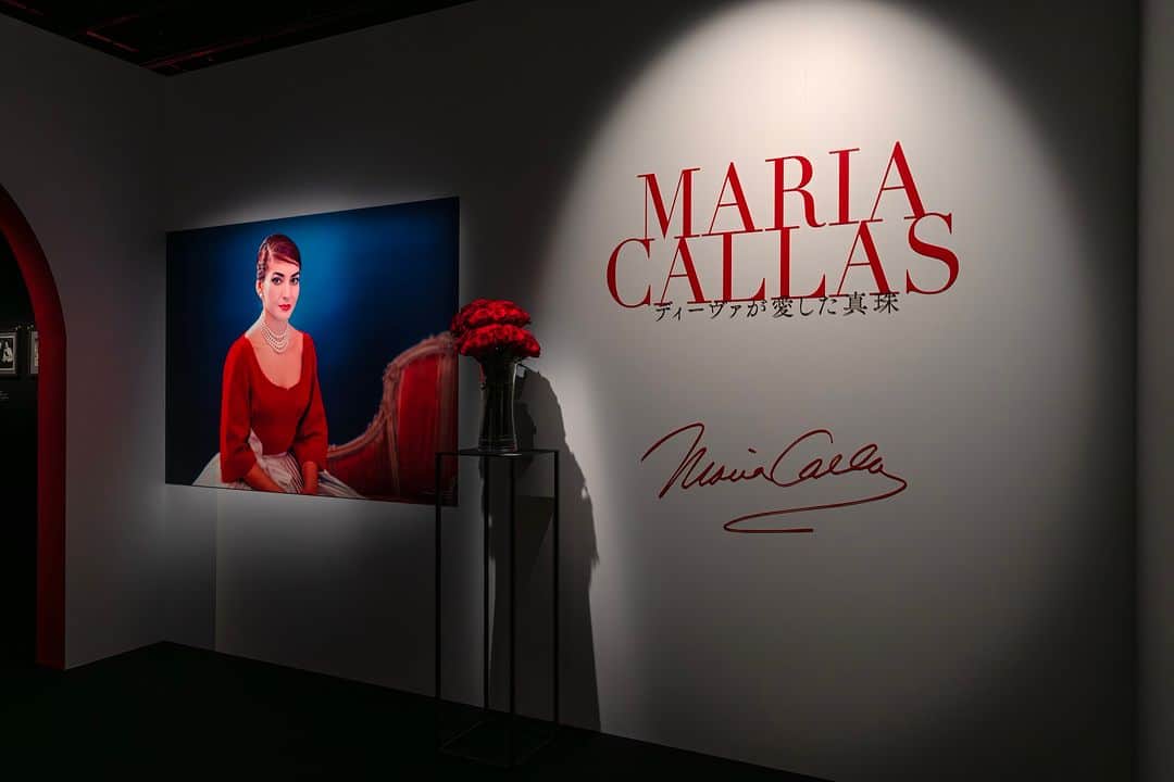 Mikimotoのインスタグラム：「Mikimoto Exhibition  生誕100年を迎えるマリア・カラスのファッションに焦点を当て、プライベートでの華やかな装いや舞台衣装、ジュエリーなどを当時の写真とともに紹介。真珠を愛したマリア・カラスにちなみ、MIKIMOTOのパールジュエリーとのコーディネートも。  “MARIA CALLAS – the Pearls loved by a Diva” showcases the famed soprano’s gorgeous costumes and outfits, styled with Mikimoto pearl jewelleries, in celebrating the 100th anniversary of her birth.  #MIKIMOTO #ミキモト #MARIACALLAS」
