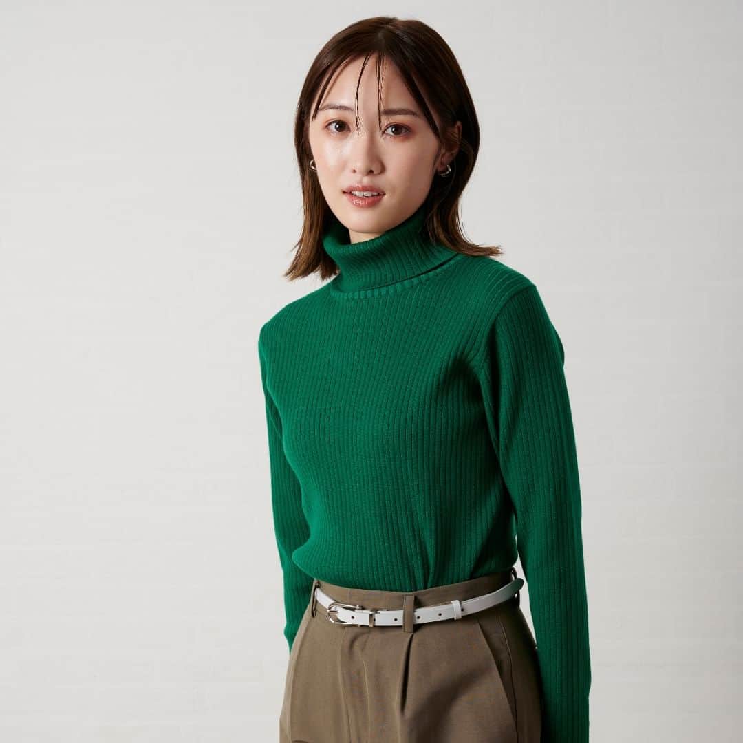 洋服の青山さんのインスタグラム写真 - (洋服の青山Instagram)「・ HARUKAKUDO×AOYAMA 23AW COLLECTION ＠haruka_kudo.official  毎日に『遊ぶココロ』を という思いのもと、工藤遥さんが初のプロデュースを行った カジュアルセットアップ＆ニットを 洋服の青山オンラインストア限定で販売を開始します  さあ 好きなトコロへ、好きなフクを連れて行こう！  【予約販売期間】 2023.10.6 FRI 12:00 ～ 10.23 MON 10:00  【通常販売期間】 2023.11.1 WED 10:00 ～  <ニット> ●color . PINK ・KNIT：HARUKA KUDOプロデュース 　タートルネックニット(ENT23124-71)S ●color . NAVY ・KNIT：HARUKA KUDOプロデュース 　タートルネックニット(ENT23124-21) ●color . GREEN ・KNIT：HARUKA KUDOプロデュース 　タートルネックニット(ENT23124-61)  -----------------------------------------------  洋服の青山【@aoyama_ladies】では 「自分らしく働く美しさ」をテーマに 新しいビジネススタイルをご紹介しております✨  商品のご購入は画像内の商品タグをご覧ください👀♡  ご紹介商品は、一部店舗でのみ 取扱いの場合もございます。  詳細についてはお近くの店舗 もしくはコメント・DMにて お気軽にお問い合わせください💌  -----------------------------------------------  #洋服の青山 #遊べる選べるシゴト服 #ビジネスカジュアル #ビジネスコーデ #ビジネススタイル #ビジネスファッション #OLコーデ #キャリアウーマン #お仕事コーデ #カジュアルセットアップ #大人女子コーデ #大人コーデ #パンツコーデ #スカートコーデ #きれいめファッション #ビジカジコーデ #シャツ #ブラウス #スカート #スーツ #工藤遥 #HARUKAKUDO」10月7日 12時00分 - aoyama_ladies