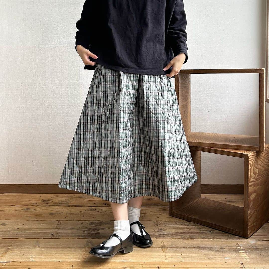 のインスタグラム：「. ＼📣 NEW ITEM ／  チェック柄がほっこり、キルティングスカート🍀  アウトドアな印象のキルティングスカートも こんなチェック柄だとほっこり優しい雰囲気に。 ウエストにはサイドファスナー付き！ フラットフロントですっきりと見えながらも 後ろ半分はゴムなので楽ちんです◎  キルティング Aラインスカート 🔎2300558 ¥6,490」