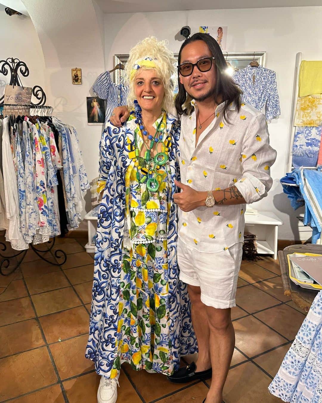 高野勇樹のインスタグラム：「断崖絶壁の街ポジターノショッピング🇮🇹  #ポジターノ #南イタリア #南イタリア旅行 #イタリア #イタリア旅行 #世界一周 #ヨーロッパ旅行 #海外生活 #海外在住 #ノマド #ノマドワーカー」