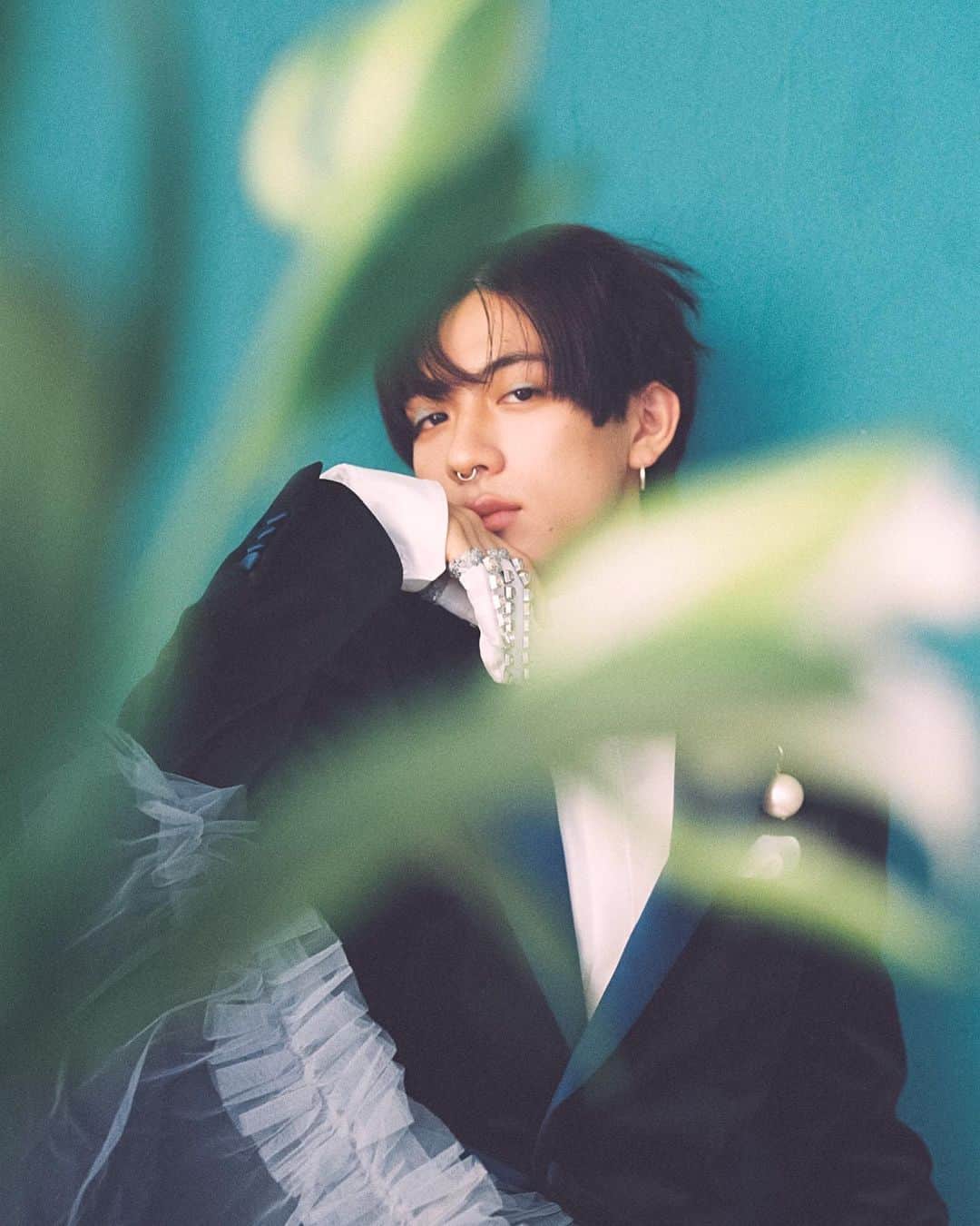 田中洸希さんのインスタグラム写真 - (田中洸希Instagram)「”Shefar × KOKI TANAKA ~ Mullan’s other stories ~” Shefarの香水「Mullan (ミュラン)-Eau de perfum-」とコラボ した期間限定ブランドビジュアルが本日から公開でございます🔥 @shefar_official にてLOOKやオフショットが更新されていくの でお楽しみに👍 そして、10月7日(土)~10月28日( 土 )の期間にMullanの香水を ご購入いただいたお客様には、僕 (田中洸希)のポストカードが 1枚(全3種)特典としてついてきます(なくなり次第終了です) 期間中購入いただいた方の中から抽選で直筆サイン入りアイテム をプレゼントいたします A賞:あなたのお名前とサイン入りポストカード(3名様) B賞:サイン入りチェキ(5名様) ぜひGETしてください🙏🧚 #Shefar #シーファー #香水 #佐藤ノア #田中洸希 #SUPERDRAGON #スパドラ」10月7日 12時10分 - tanaka_koki_0227