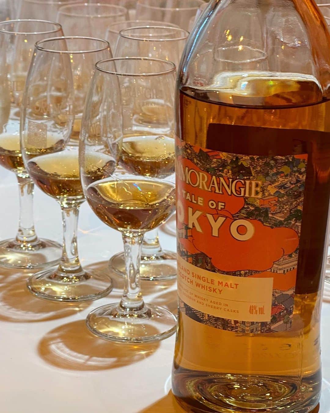 のインスタグラム：「@glenmorangie の "Glenmorangie A Tale of Tokyo グレンモーレンジィ トーキョー" お披露目パーティーにあきさんと行ってきました🧡 デザインに合わせてオレンジがテーマだったので 会場も可愛いオレンジでいっぱい😌 ドレスコードもオレンジで統一感があって素敵でした✨  グレンモーレンジィ トーキョー 飲み口が軽くてふわっと ハーブの香りがしたのも素敵✨ ウィスキー好きだから堪能できて幸せだったな〜😌✨   #PR #グレンモーレンジィ #Glenmorangie #ATaleofTokyo #DrinkResponsibly」