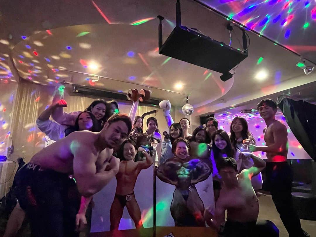 のインスタグラム：「昨日も沢山のお客様のご来店誠にありがとうございマッスル💪 ・ 昨日だけでトータル30名ほどお客様が来られて大盛況でした🤤🤤 7.8名の女子会などで来られる事も多いです🥺✨✨ 人数が多いほど盛り上がりますし、筋肉好きじゃなくても楽しめるのでおすすめです🫡🫧 ・ では、本日も19時よりお待ちしておりマッスル💪♫  ーーーーーーーーーーーーーーーーーーーーー  北新地マッスルバー 大阪市北区堂島浜1-3-22 堂島タウン2F Tel:06-6344-8878  仙台支店 仙台マッスルバー 宮城県仙台市青葉区国分町2-5-17 車屋ビル4F ☎︎08023592607 @sendaimusclebar   #マッスルバー #fyp #fypシ #コンセプトバー #コンセプトカフェ #大阪 #大阪観光 #osaka #muscle #musclebar #촣아 #相互フォロー #おすすめ #おすすめにのりたい #在地人推薦 #減肥 #景點 #網美景點 #旅遊 #맞팔#팔로우 #좋아요반사 #일본  #ユニバ #テーマパーク#筋肉」