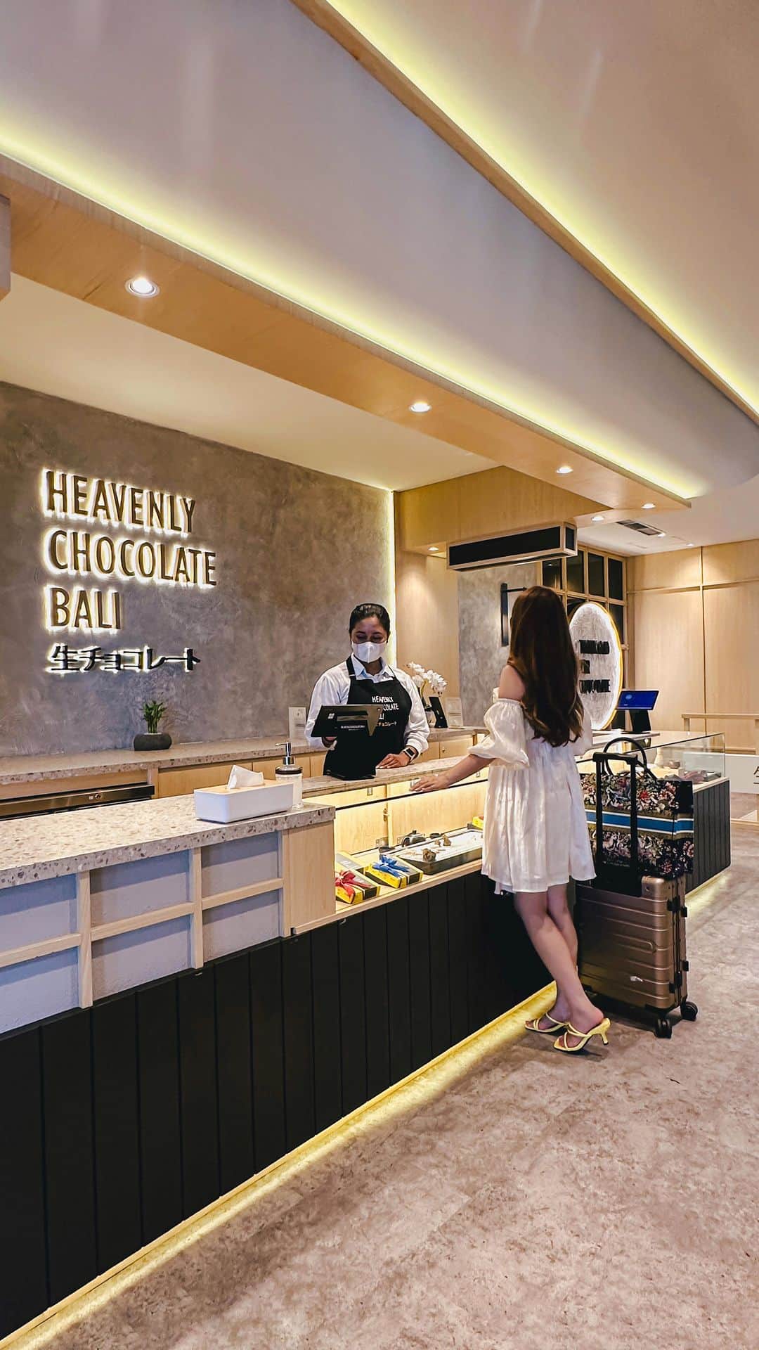 Stella Leeのインスタグラム：「SAVE THIS SOUVENIR SPOT Kalau kalian bingung dari Bali pengen bawa oleh oleh apa yang unik dan viral, coba deh bawa @heavenlychocolatebali ! Kebetulan aku ngga sempet belanja ke toko oleh oleh tapi pas banget ada toko Heavenly Chocolate Bali ini di Bandara Ngurah Rai Terminal Domestik  Nama Chocolate mereka itu terbuat dari cokelat premium Belgia dan Bali yang berkualitas dan memiliki 7 varian rasa yang berbeda. Kalau aku sih memang sukanya yang Baileys ya 😆 Tapi yang Dark juga favorit keluargaku ❤️  Packagingnya cantik dan aman dibawa naik pesawat, sampai di rumah pun masih bagus bentuknya 🫶🏻 Kalau kasih ini ke temen temen atau family, pasti seneng banget karena cuman ada di Bali. Jangan lupa mampir ya next time you’re in Bali 🏝️」