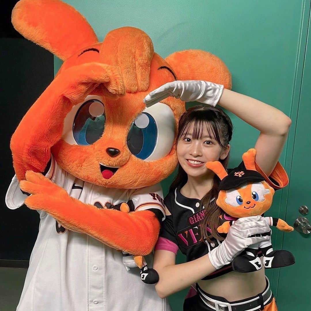 読売巨人軍公式マスコットガール「VENUS」さんのインスタグラム写真 - (読売巨人軍公式マスコットガール「VENUS」Instagram)「. 皆さんこんにちは！山本夏鈴です🌛♡ ⁡ ⁡ 先日、10月4日をもって、 2023レギュラーシーズン全143試合が終了しました。 皆様のご声援が力となり、 最終戦で見事勝利を収めることができました✨ 最後まで応援し続けてくださったジャイアンツファンの皆様、 本当にありがとうございました！！！ ⁡ 今シーズンは悔しい結果となりましたが、 この気持ちを心に刻み、 来シーズンも日本一に向けて私たちヴィーナスと一緒にジャイアンツを盛り上げていきましょう！！ 引き続き熱いご声援をよろしくお願いします！⚾️❤️‍🔥 ⁡ ⁡ ⁡ 【1枚目】キッズジャビット♡Karin 大好きなキッズジャビット君とハートを作りました🐰🫶🏻 ⁡ 【2枚目】チームオレンジ🍊🧡 イースタン・リーグ2023 in TOKYO DOMEに チームオレンジで出演しました！ ⁡ 【3枚目】Aimi♡Ema♡Chika♡Karin パフォーマンス中に大雨が降ってきてしまった読売ジャイアンツ球場での1枚☔️💨 ⁡ 【4枚目】2023VENUSメンバー❤️‍🔥 最終戦での試合前のパフォーマンス「High Hopes」は、いかがだったでしょうか...？ 私はこの曲の高い希望を持ち、目標を成し遂げよう！という意味が込められているところがお気に入りです✨  ⁡ #山本夏鈴 #塚越愛実  #伊藤るうな  #新井みゆき #山口ちか  #上野華菜  #鈴木絵里奈 #横山みゆう #矢作明子  #村上結萌  #高坂咲舞 #ジャイアンツ #giants #東京ドーム  #野球 #baseball #東京 #tokyo #ヴィーナス #チアダンス  #巨人 #venus #2023venus #チア #ダンス #奪回」10月7日 12時13分 - giants.venus