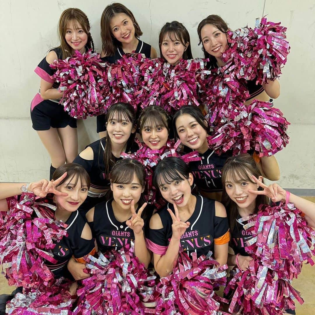読売巨人軍公式マスコットガール「VENUS」さんのインスタグラム写真 - (読売巨人軍公式マスコットガール「VENUS」Instagram)「. 皆さんこんにちは！山本夏鈴です🌛♡ ⁡ ⁡ 先日、10月4日をもって、 2023レギュラーシーズン全143試合が終了しました。 皆様のご声援が力となり、 最終戦で見事勝利を収めることができました✨ 最後まで応援し続けてくださったジャイアンツファンの皆様、 本当にありがとうございました！！！ ⁡ 今シーズンは悔しい結果となりましたが、 この気持ちを心に刻み、 来シーズンも日本一に向けて私たちヴィーナスと一緒にジャイアンツを盛り上げていきましょう！！ 引き続き熱いご声援をよろしくお願いします！⚾️❤️‍🔥 ⁡ ⁡ ⁡ 【1枚目】キッズジャビット♡Karin 大好きなキッズジャビット君とハートを作りました🐰🫶🏻 ⁡ 【2枚目】チームオレンジ🍊🧡 イースタン・リーグ2023 in TOKYO DOMEに チームオレンジで出演しました！ ⁡ 【3枚目】Aimi♡Ema♡Chika♡Karin パフォーマンス中に大雨が降ってきてしまった読売ジャイアンツ球場での1枚☔️💨 ⁡ 【4枚目】2023VENUSメンバー❤️‍🔥 最終戦での試合前のパフォーマンス「High Hopes」は、いかがだったでしょうか...？ 私はこの曲の高い希望を持ち、目標を成し遂げよう！という意味が込められているところがお気に入りです✨  ⁡ #山本夏鈴 #塚越愛実  #伊藤るうな  #新井みゆき #山口ちか  #上野華菜  #鈴木絵里奈 #横山みゆう #矢作明子  #村上結萌  #高坂咲舞 #ジャイアンツ #giants #東京ドーム  #野球 #baseball #東京 #tokyo #ヴィーナス #チアダンス  #巨人 #venus #2023venus #チア #ダンス #奪回」10月7日 12時13分 - giants.venus