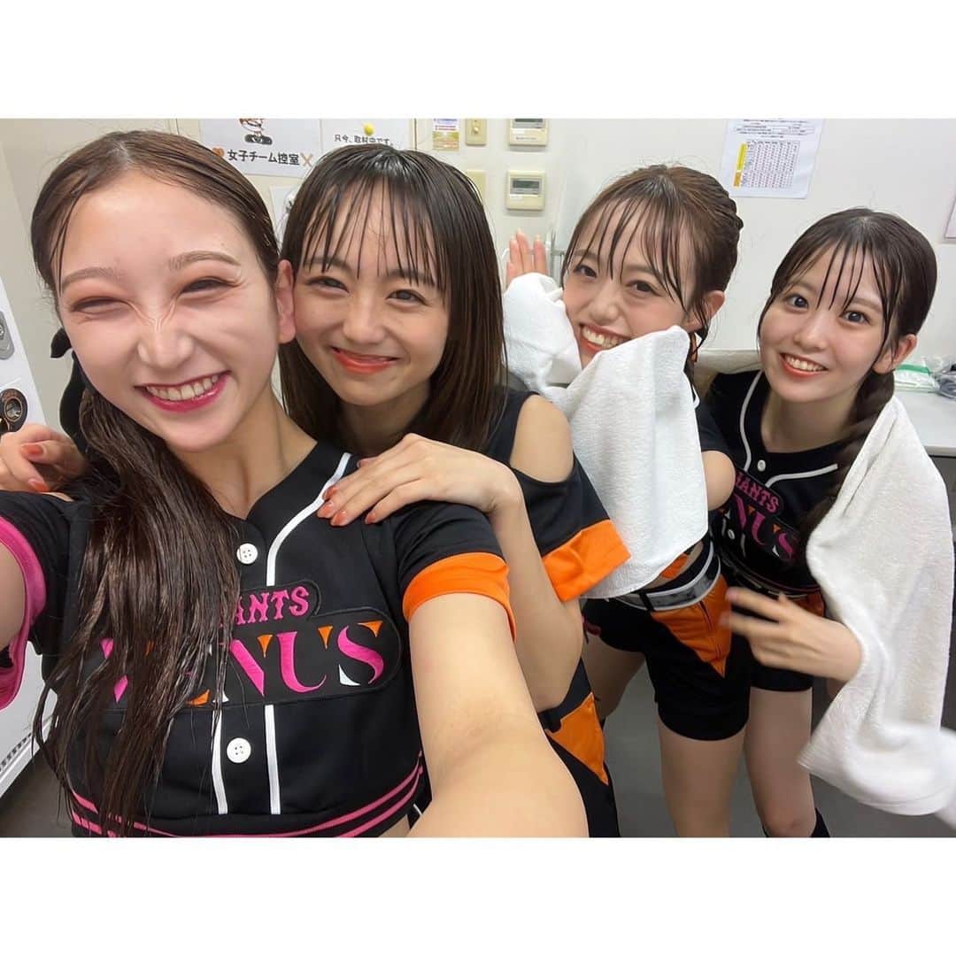 読売巨人軍公式マスコットガール「VENUS」さんのインスタグラム写真 - (読売巨人軍公式マスコットガール「VENUS」Instagram)「. 皆さんこんにちは！山本夏鈴です🌛♡ ⁡ ⁡ 先日、10月4日をもって、 2023レギュラーシーズン全143試合が終了しました。 皆様のご声援が力となり、 最終戦で見事勝利を収めることができました✨ 最後まで応援し続けてくださったジャイアンツファンの皆様、 本当にありがとうございました！！！ ⁡ 今シーズンは悔しい結果となりましたが、 この気持ちを心に刻み、 来シーズンも日本一に向けて私たちヴィーナスと一緒にジャイアンツを盛り上げていきましょう！！ 引き続き熱いご声援をよろしくお願いします！⚾️❤️‍🔥 ⁡ ⁡ ⁡ 【1枚目】キッズジャビット♡Karin 大好きなキッズジャビット君とハートを作りました🐰🫶🏻 ⁡ 【2枚目】チームオレンジ🍊🧡 イースタン・リーグ2023 in TOKYO DOMEに チームオレンジで出演しました！ ⁡ 【3枚目】Aimi♡Ema♡Chika♡Karin パフォーマンス中に大雨が降ってきてしまった読売ジャイアンツ球場での1枚☔️💨 ⁡ 【4枚目】2023VENUSメンバー❤️‍🔥 最終戦での試合前のパフォーマンス「High Hopes」は、いかがだったでしょうか...？ 私はこの曲の高い希望を持ち、目標を成し遂げよう！という意味が込められているところがお気に入りです✨  ⁡ #山本夏鈴 #塚越愛実  #伊藤るうな  #新井みゆき #山口ちか  #上野華菜  #鈴木絵里奈 #横山みゆう #矢作明子  #村上結萌  #高坂咲舞 #ジャイアンツ #giants #東京ドーム  #野球 #baseball #東京 #tokyo #ヴィーナス #チアダンス  #巨人 #venus #2023venus #チア #ダンス #奪回」10月7日 12時13分 - giants.venus