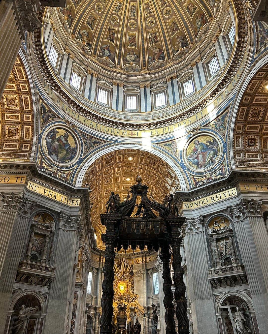 中岡由佳さんのインスタグラム写真 - (中岡由佳Instagram)「❇︎ カトリックの総本山、世界遺産であるバチカン市国へ。サン・ピエトロ広場からのサン・ピエトロ大聖堂も美しく、荘厳な大聖堂内部は本当に素晴らしいです。キャンドルライトを灯し、祈りを捧げました。 バチカンはローマ教皇によって統治される国家で、国籍は聖職者のみ。バチカン市国は軍隊を保持せず、教皇の衛兵として永世中立国のスイス人衛兵が常駐しています。  #StatodellaCittàdelVaticano #バチカン市国 #PiazzaSanPietro #サンピエトロ広場  #BasilicadiSanPietroinVaticano #サンピエトロ大聖堂  #Roma #ローマ #Italy #イタリア」10月7日 12時15分 - yuka_nakaoka
