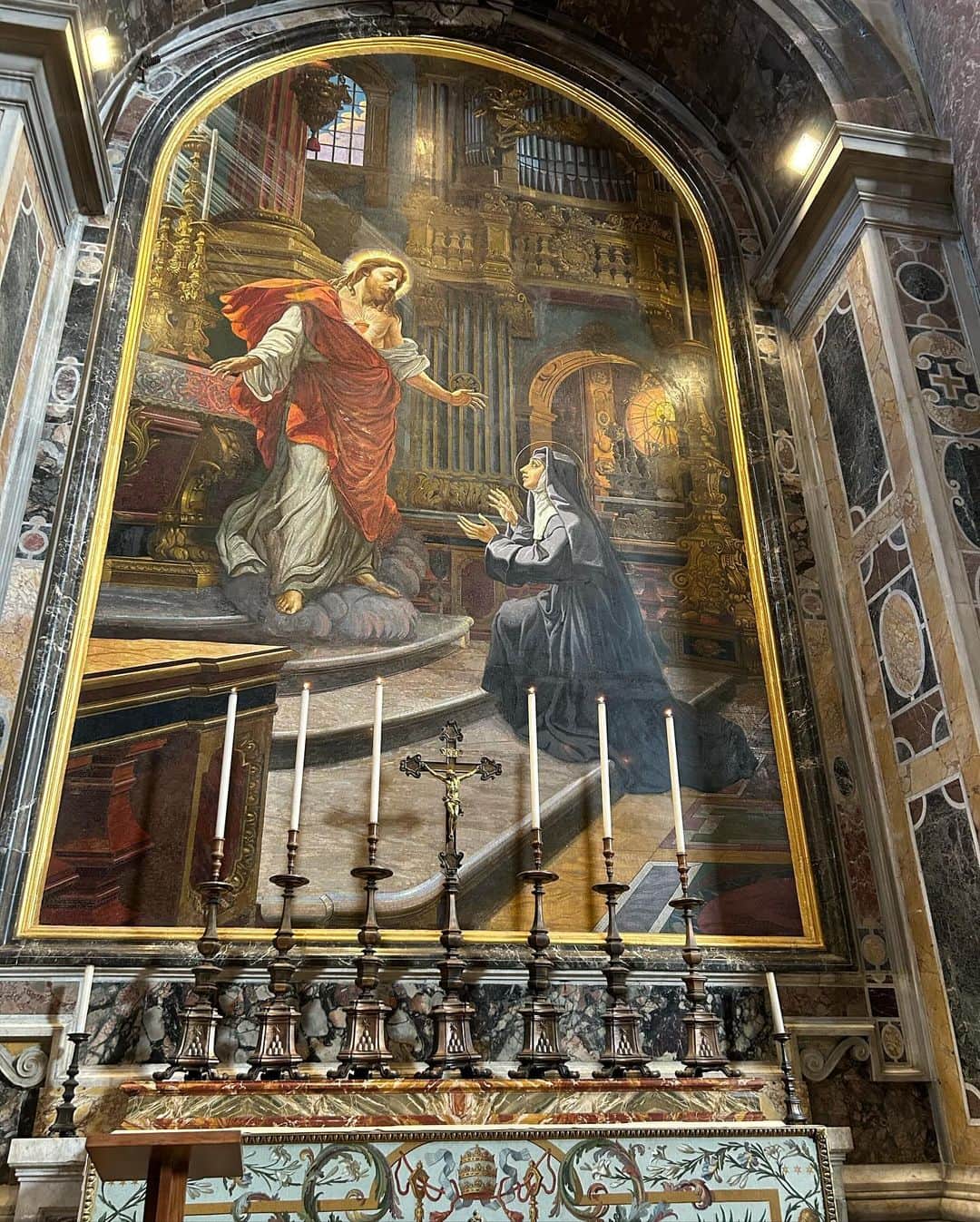 中岡由佳さんのインスタグラム写真 - (中岡由佳Instagram)「❇︎ カトリックの総本山、世界遺産であるバチカン市国へ。サン・ピエトロ広場からのサン・ピエトロ大聖堂も美しく、荘厳な大聖堂内部は本当に素晴らしいです。キャンドルライトを灯し、祈りを捧げました。 バチカンはローマ教皇によって統治される国家で、国籍は聖職者のみ。バチカン市国は軍隊を保持せず、教皇の衛兵として永世中立国のスイス人衛兵が常駐しています。  #StatodellaCittàdelVaticano #バチカン市国 #PiazzaSanPietro #サンピエトロ広場  #BasilicadiSanPietroinVaticano #サンピエトロ大聖堂  #Roma #ローマ #Italy #イタリア」10月7日 12時15分 - yuka_nakaoka