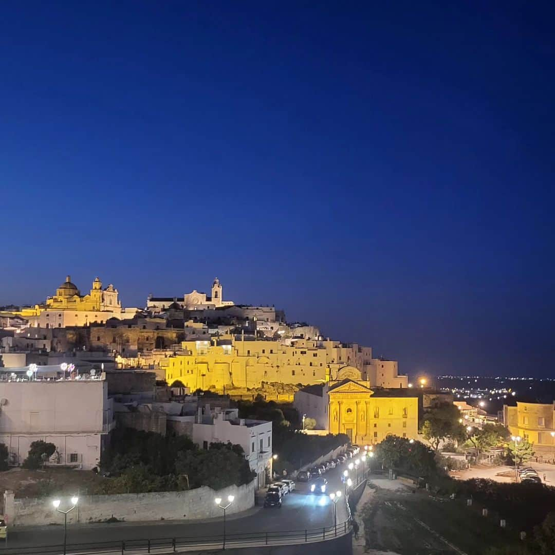 ソ・テファさんのインスタグラム写真 - (ソ・テファInstagram)「아름다운 하얀마을 오스투니(ostuni) 시내전체가 Bar,카페,식당 이라고 할만큼 골목골목에 많이있다.  #이탈리아 #남부 #오스투니 #ostuni #시내 #야경」10月7日 12時15分 - suh0331