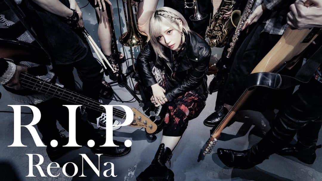 ReoNaのインスタグラム：「今夜20:00〜…📺 「R.I.P.」（TVアニメ「アークナイツ【冬隠帰路/PERISH IN FROST】」EDテーマ）Music Video YouTubeにてプレミア公開が決定…🎷  そして各所配信サイトにしてストリーミング配信&DLがスタートしています…💐 ぜひフルサイズでもお歌、楽しんでいただけますように。  ▼ReoNa 『R.I.P.』-Music Video- https://youtu.be/c0r6H89FWrs?si=kFxNheMNvWMIck4S  #アークナイツ  #冬隠帰路  Photo by. @hiranotakashi171」