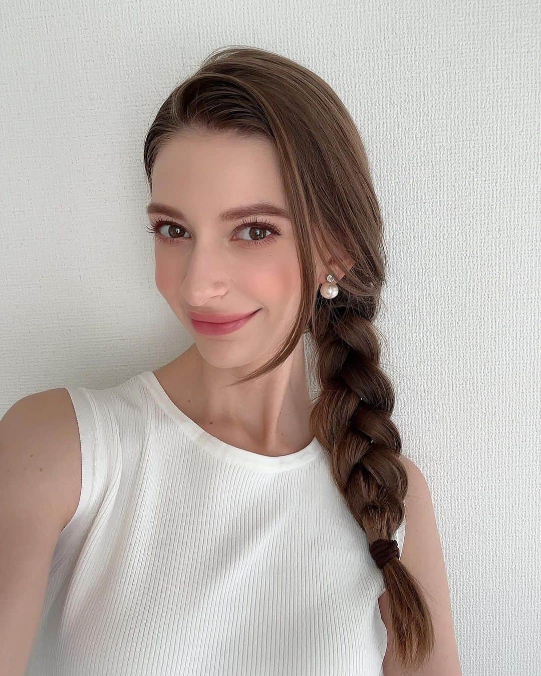 のインスタグラム：「皆様、こんにちは〜☀️ 過ごしやすい気候が続いておりますね✨  今日はミス日本の勉強会、最終日の講義についてお話させていただきたいと思います🤍  是非みてね📖  【世界に誇る日本の講義 ：日本史家 高森明勅先生】  講義が始まり、すぐに先生から「日本と聞いてどんなイメージがありますか？」という質問をいただきました。 「日本食」、「日本語」などいくつかイメージが浮かび上がりましたが、私は「日本のサービス」と答えました。 個人的に日本のおもてなしの心、サービス精神は世界でも上位だと思っております。 他者に対する気遣いや思いやりの気持ちは日本人らしさの一つですよね。  その後のお話で日本は「君主国」であるというお話がありましたが、君主国は幸せな国が多いとのことでした。  先生が掲げる幸せな国の定義とは… ①健康である (平均寿命が80歳以上) ②豊かである (国民一人当たりのGDPが三万ドル以上) ③自由である (政治的権利40点、市民的自由60点、合計で90点以上) ④治安の良さ (殺人発生件数10万人あたり1件以下)  このとても厳しい条件を満たした国は、世界で12ヶ国、その中で7ヶ国が君主国です！ そしてこの中に日本も入っています✨  改めて日本はとても恵まれていて、幸せな国であることを実感したと共にそんな日本を誇りに思います。  その後、「日本語」のお話もありましたが、中国から伝わった漢字を日本人は独自の読み方を取り入れ、音読みと訓読みができたそうです。その点から、日本は歴史上で見ても、元々他民族の国であり、いろんな国の文化を取り入れる多様性な国でもあるのです😳 あまり考えたことがありませんでしたが、歴史を振り返るとその通りだと知ることができますね。  そして、日本は「ひらがな」、「カタカナ」、「音読み・訓読み」があり、とても複雑な言語ですが 時代と共に日本語がシンプルに、簡単になっていってないところは日本人の美学や言葉へこだわりがあることがわかります。例えば、「優しい」という漢字を「ヤサシイ」にしてしまうとなんだか寂しく感じてしまいますよね。それが日本語特有の美しさだと私は思います。  最後に、「歴史」や「日本語」、「文化」は全てが先人たちからのプレゼントであり、私たちがプレゼントを受け継ぐ世代であるという大切なお話もあり、とても感銘を受けました。 社会の一員としてこれからの人たちにプレゼントを受け継げるよう、頑張っていきます✨  高森先生、ご講義ありがとうございました。  椎野 カロリーナ  #ミス日本 #ミス日本の勉強会 #ミス日本コンテスト #ミス日本勉強会 #ミス日本2024 #ミス日本ファイナリスト2024」