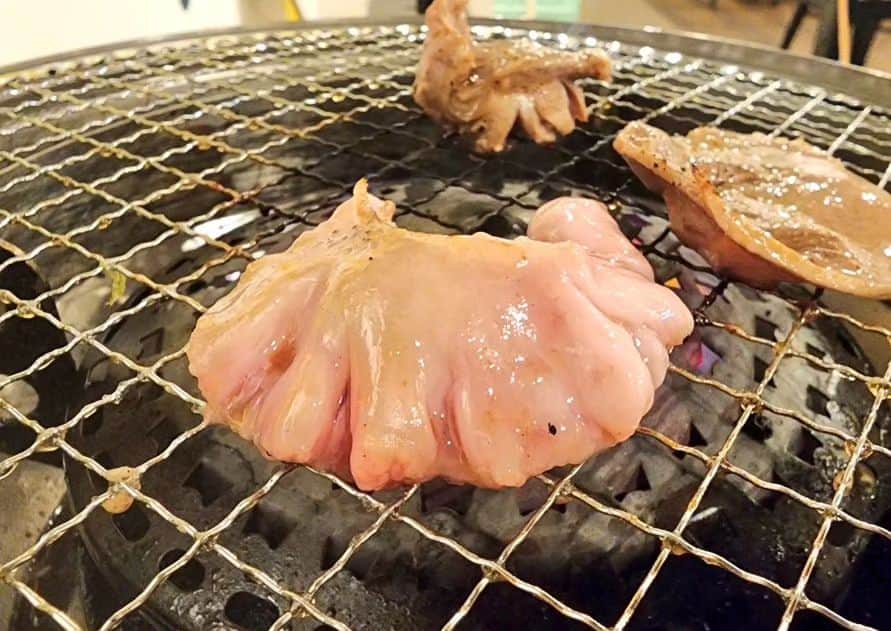ケニチのインスタグラム：「アブラ焼肉🍺 トロけて無くなる‼️ #焼肉　#京橋　#ホルモン」
