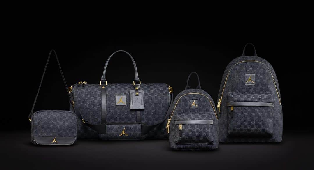 のインスタグラム：「. Jordan BrandからMonoglam Bag Collectionが登場。23のモノグラムを基調とし、全体をブラックで統一しながらもファスナー、引手、ジャンプマンロゴにはゴールドを採用し、エレガントな仕上がりとなっている。今回のコレクションではBACKPAK、BOSTON BAG、MINI BACKPACK、MINI SHOULDER BAGの全4種類の展開。 本商品は現在atmos-tokyo.comにて抽選受付中。10月13日(金)よりatmos オンラインにて発売致します。  Jordan Brand introduces the Monoglam Bag Collection, featuring 23 monograms, all in black with gold zippers, pulls, and the Jumpman logo for an elegant finish. The collection is available in four types: BACKPAK, BOSTON BAG, MINI BACKPACK, and MINI SHOULDER BAG. The products are currently available by lottery at atmos-tokyo.com, and will go on sale at atmos online from October 13 (Fri.).  #atmos #jordan」